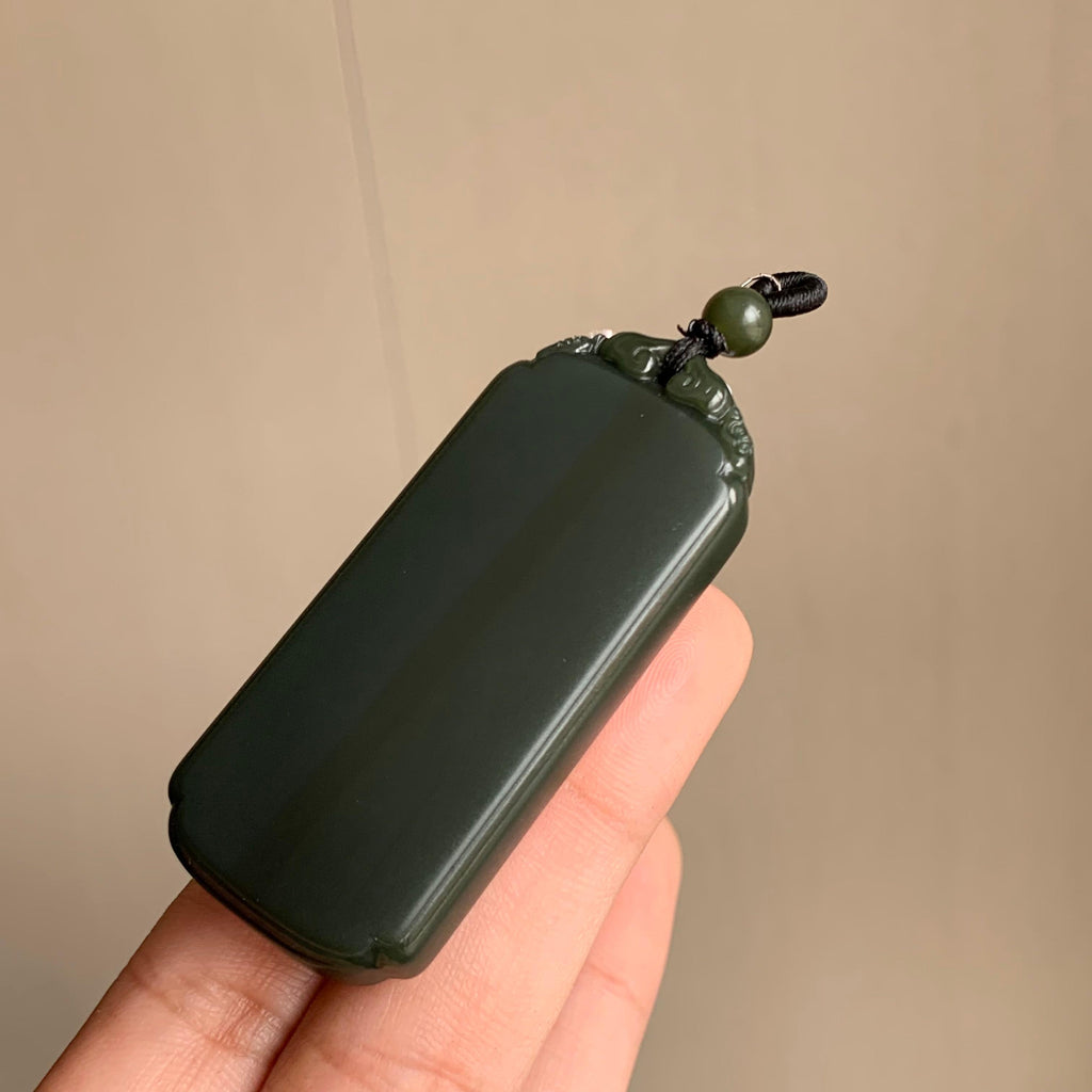 和田玉塔青一细无事牌（35.3g）