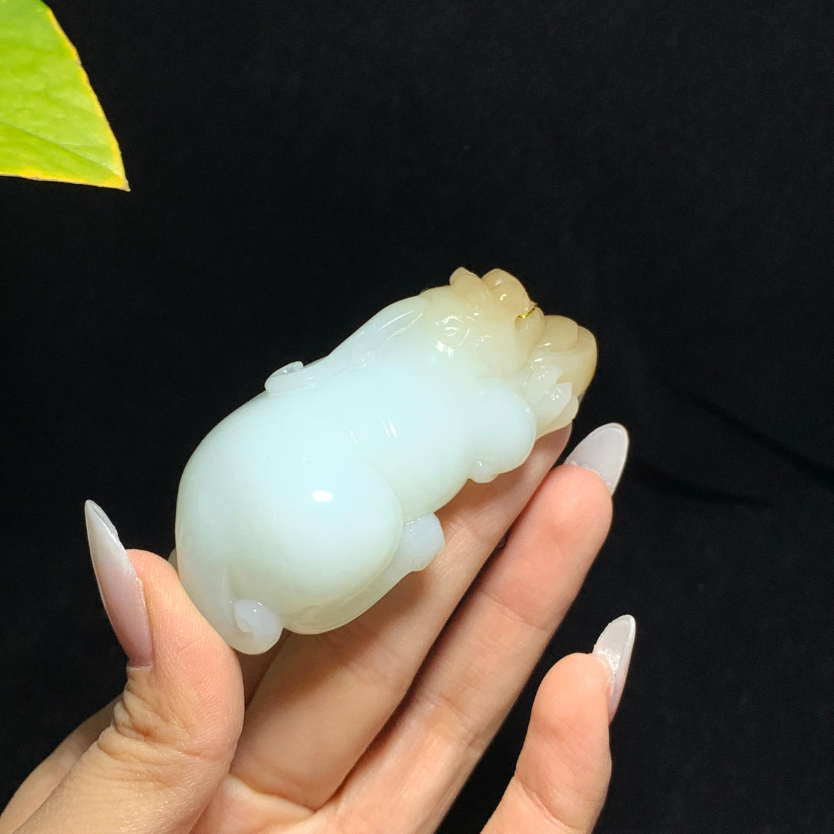 和田山料糖白玉貔貅手把件（116.8g）