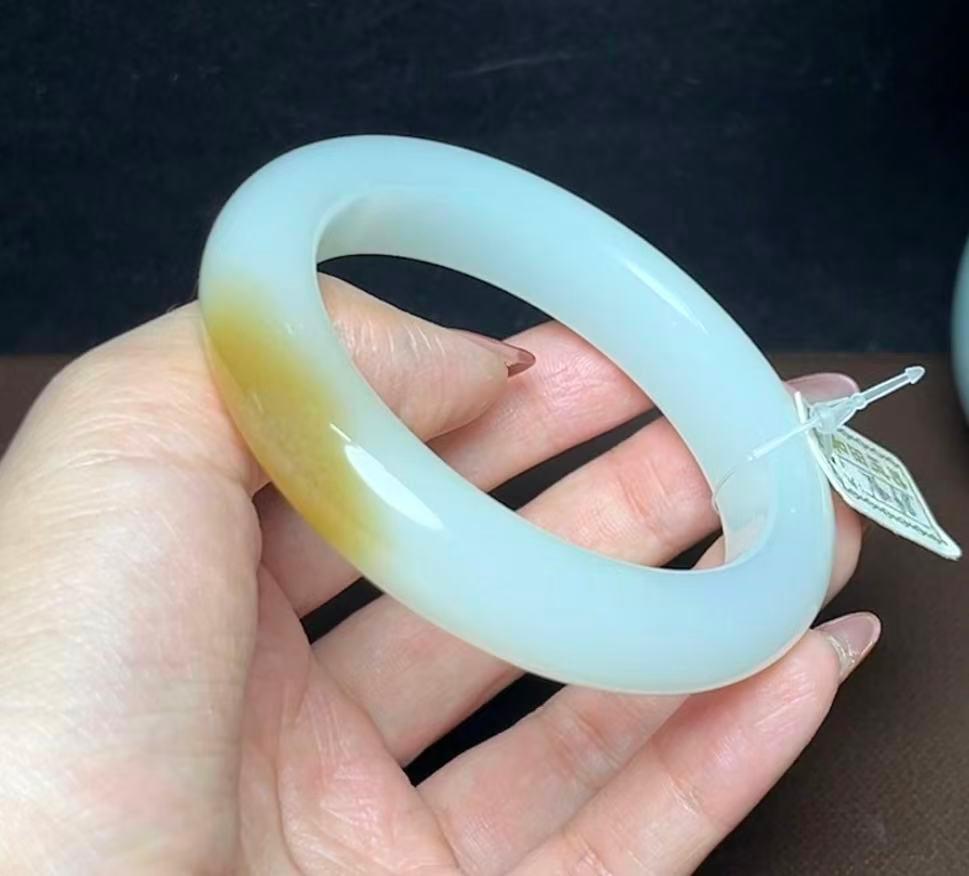 新疆和田玉且末一口糖白羊脂玉手镯（76.5g）