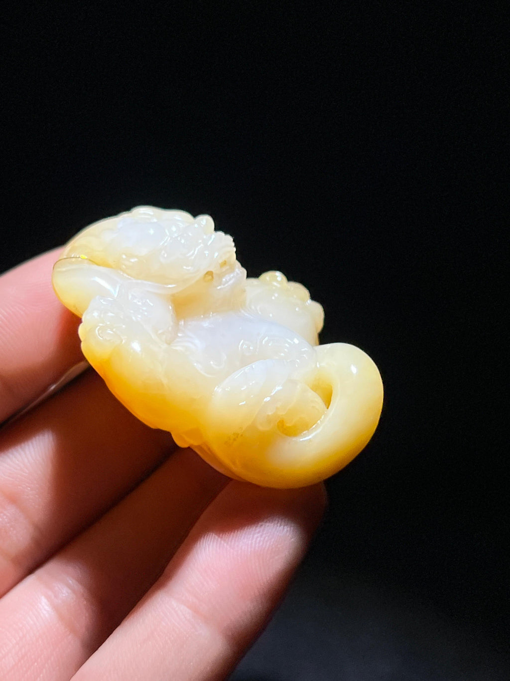 和田玉籽料黄沁龙（37.7g）