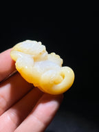 和田玉籽料黄沁龙（37.7g）