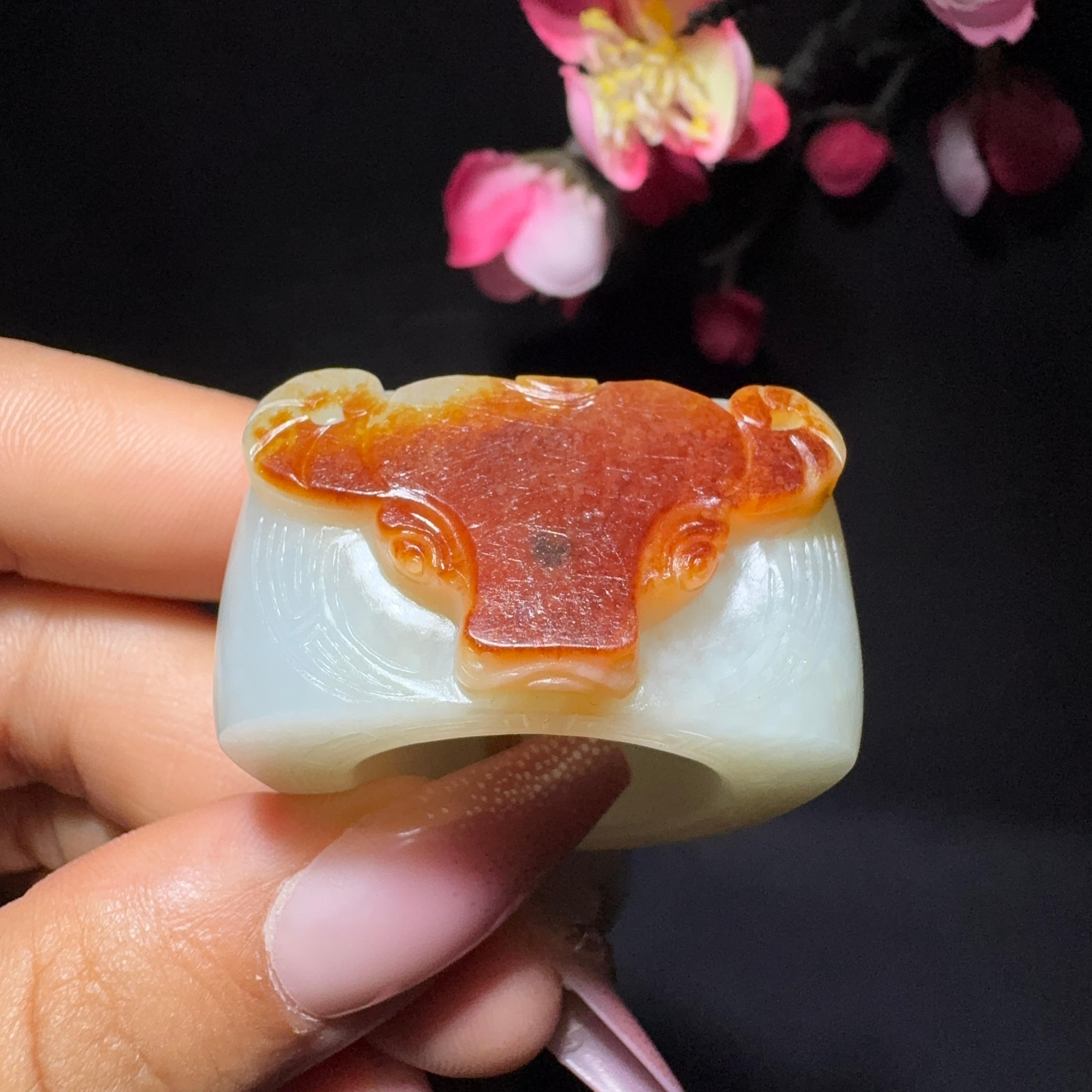 和田玉籽料扳指牛气冲天（60.8g）