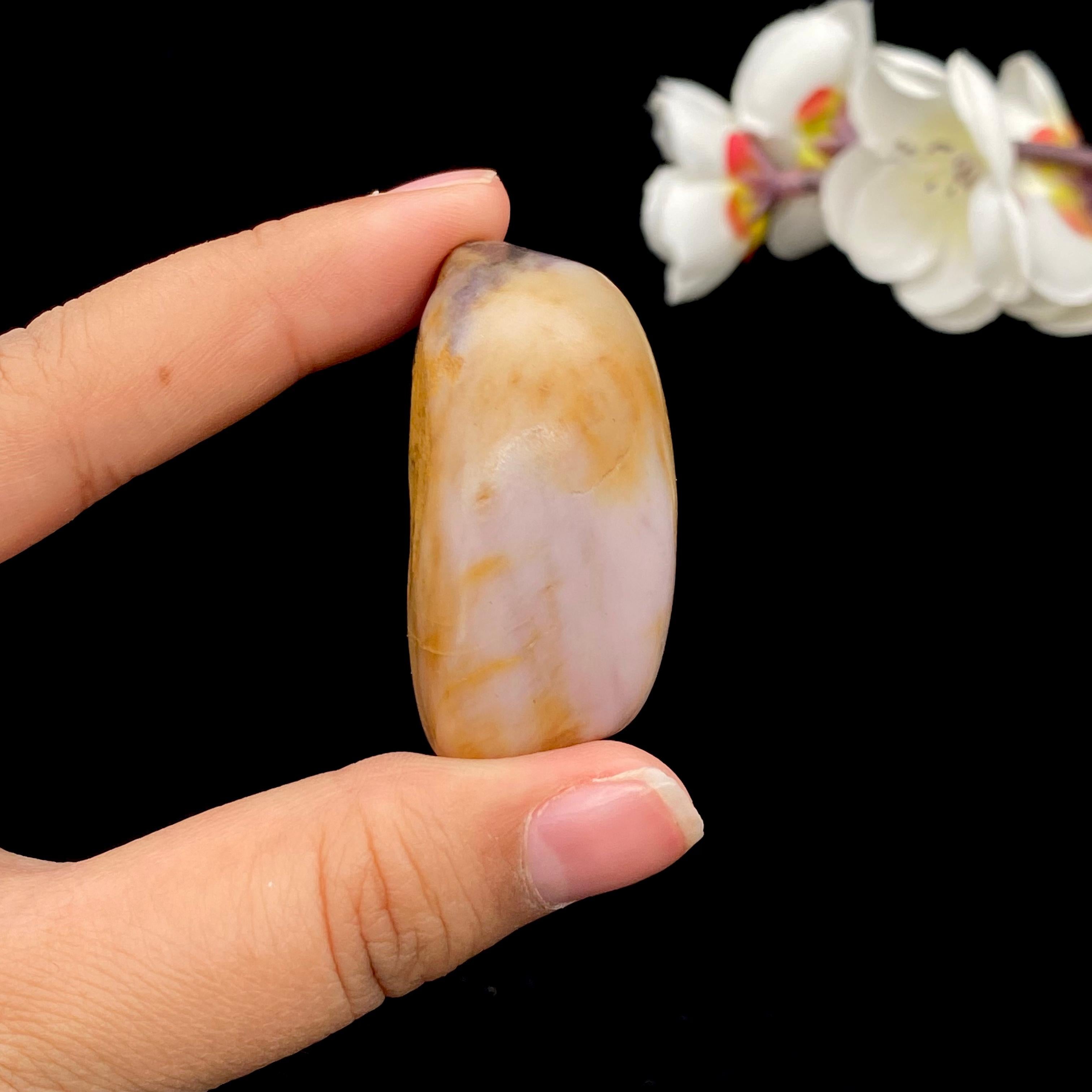 和田玉桃花玉带黄皮籽料挂件（48.8g）