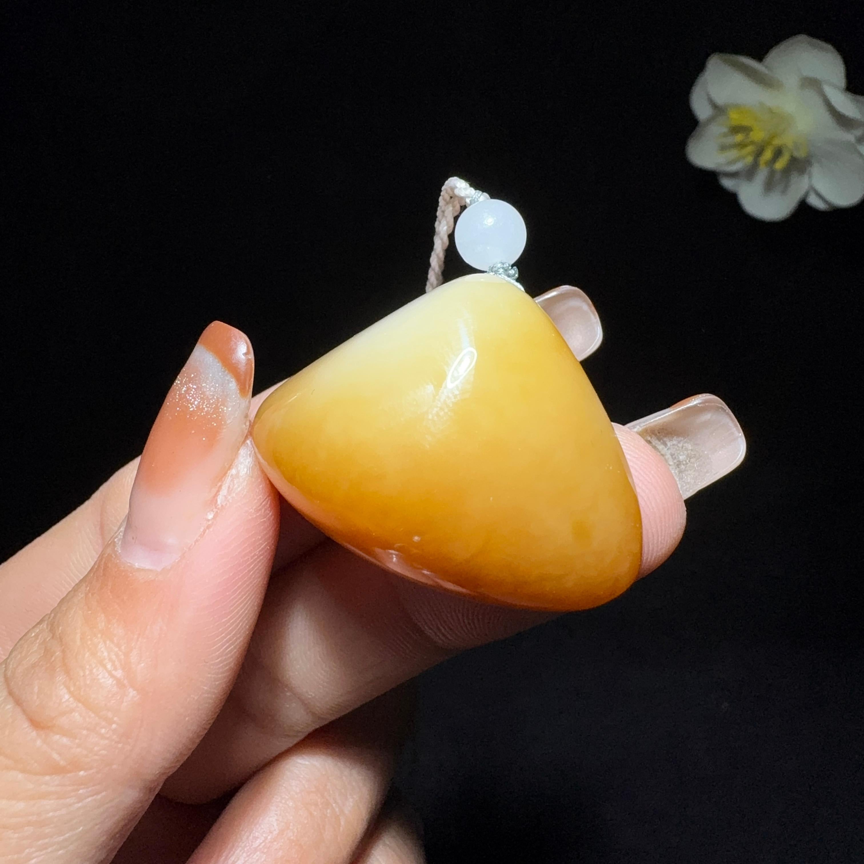 精品特色和田玉糖白随形吊坠（20.4g）