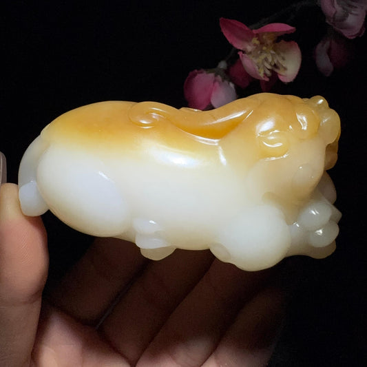 和田玉糖白手把件貔貅（165.4g）