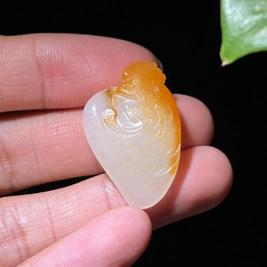 和田玉籽料黄沁皮官上加官鸡挂件（6.4g）