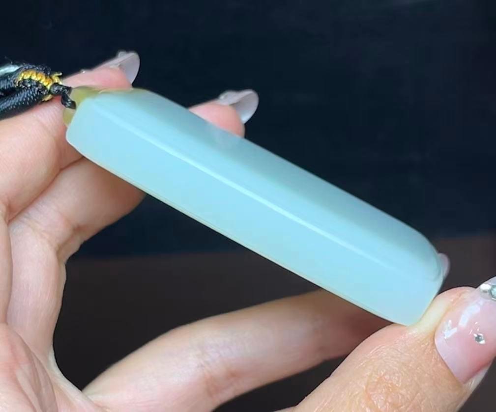 新疆和田玉且末糖羊脂玉平安无事牌（90.5g）