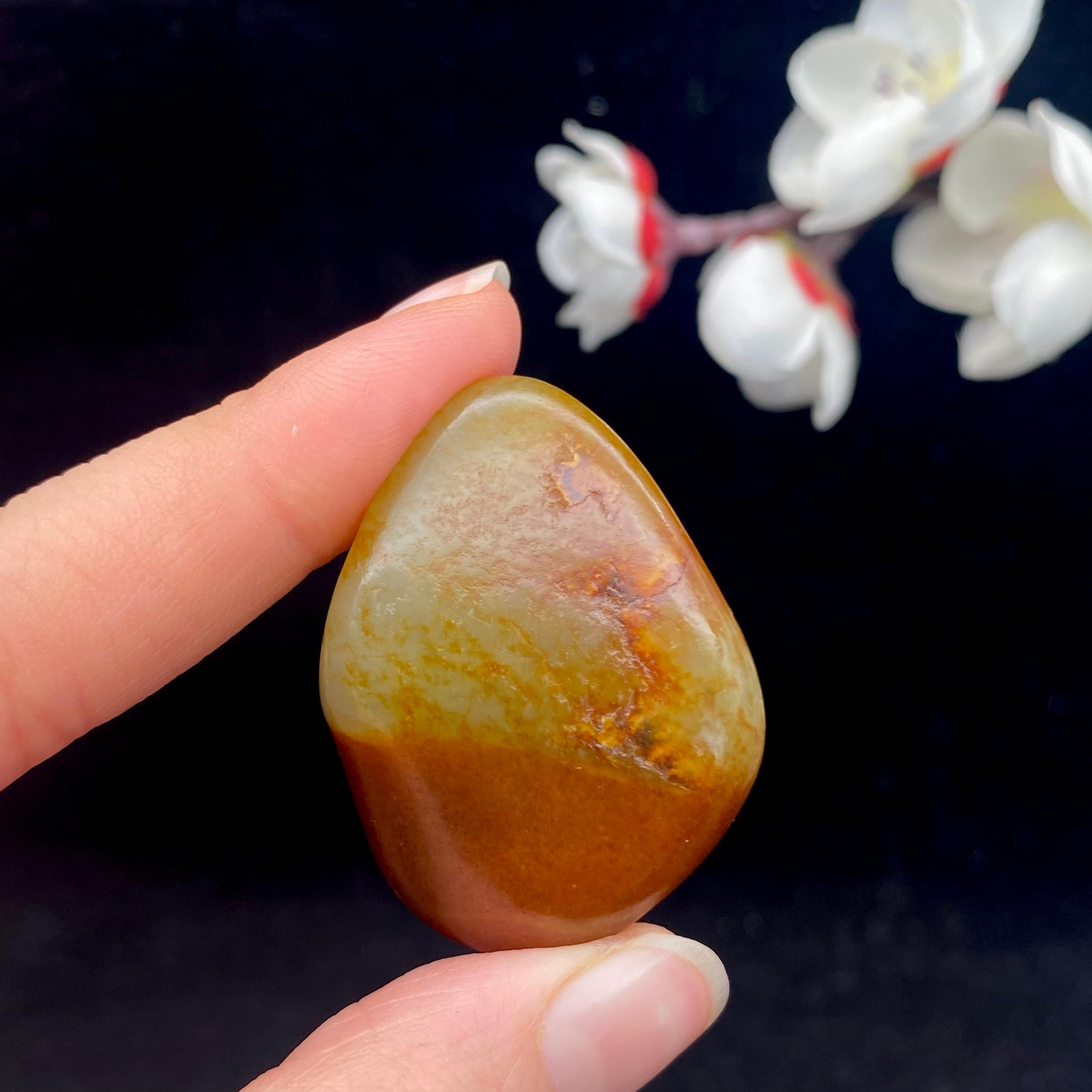 和田玉青花带黄皮籽料挂件（26.1g） – 厚德载玉