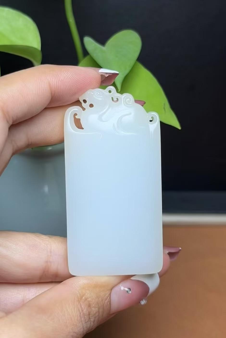 新疆和田玉且末料羊脂玉如意貔貅平安无事牌府上有龙（53.3g）