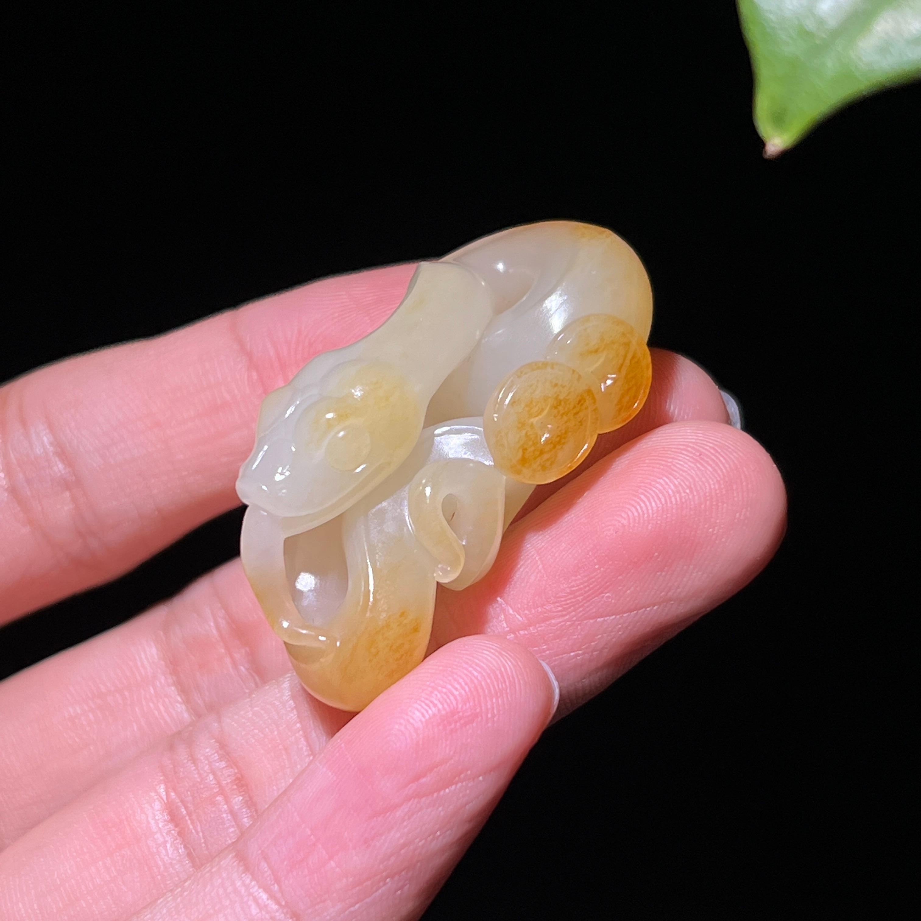 和田玉籽料沁黄玉种蛇挂件（20.1g）