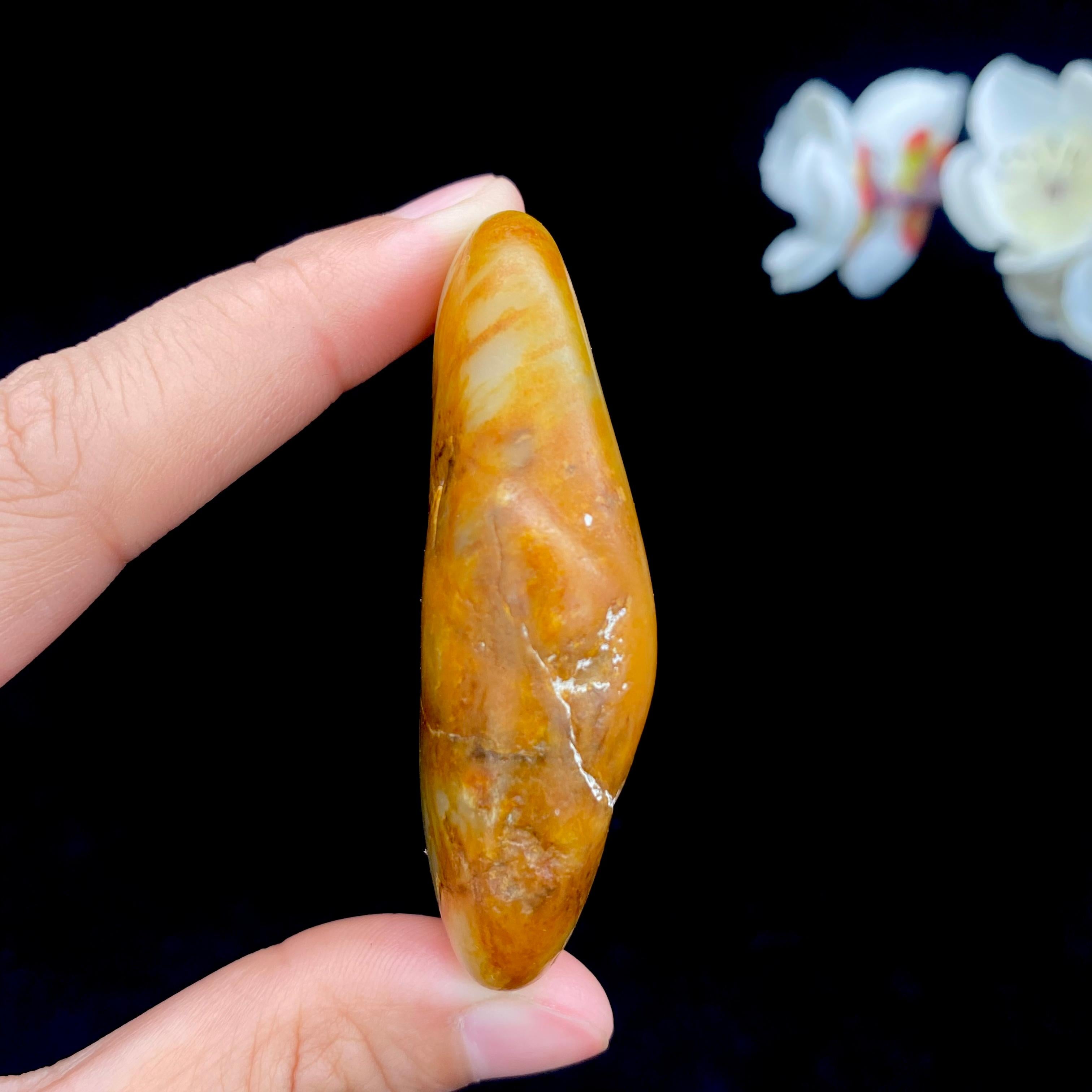 和田玉聚黄皮籽料挂件（57.3g）