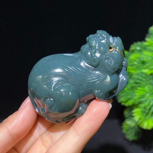 和田玉沙枣青貔貅手把件（179.2g）