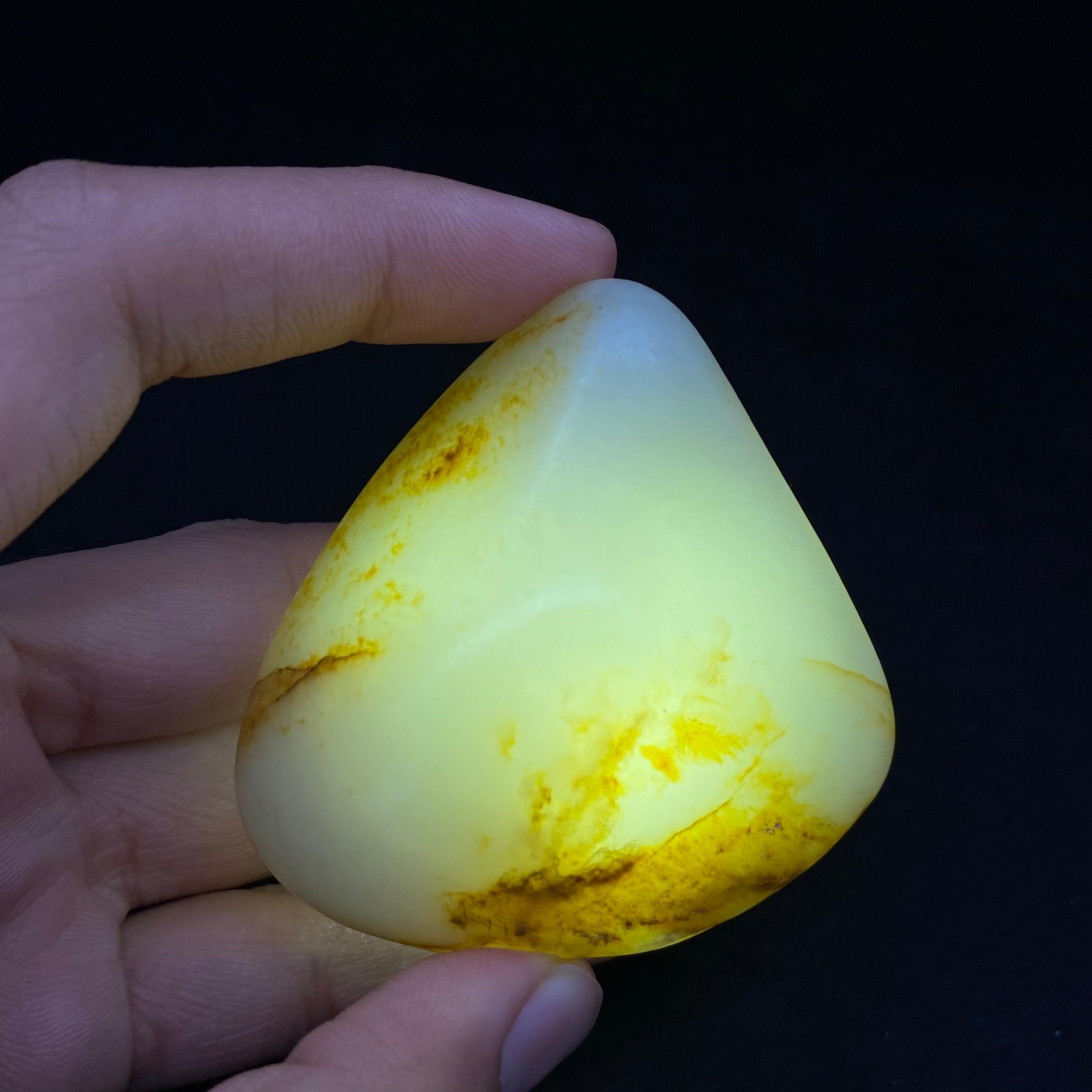 和田玉洒金皮籽料小手把件（85.6g）