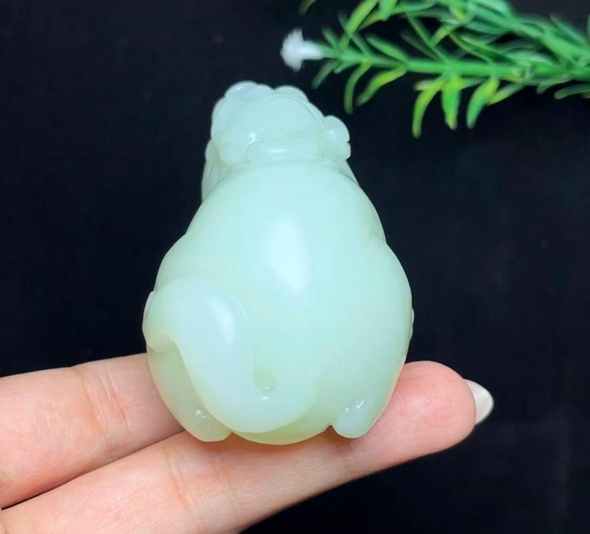 和田白玉貔貅手把件（176.0g）