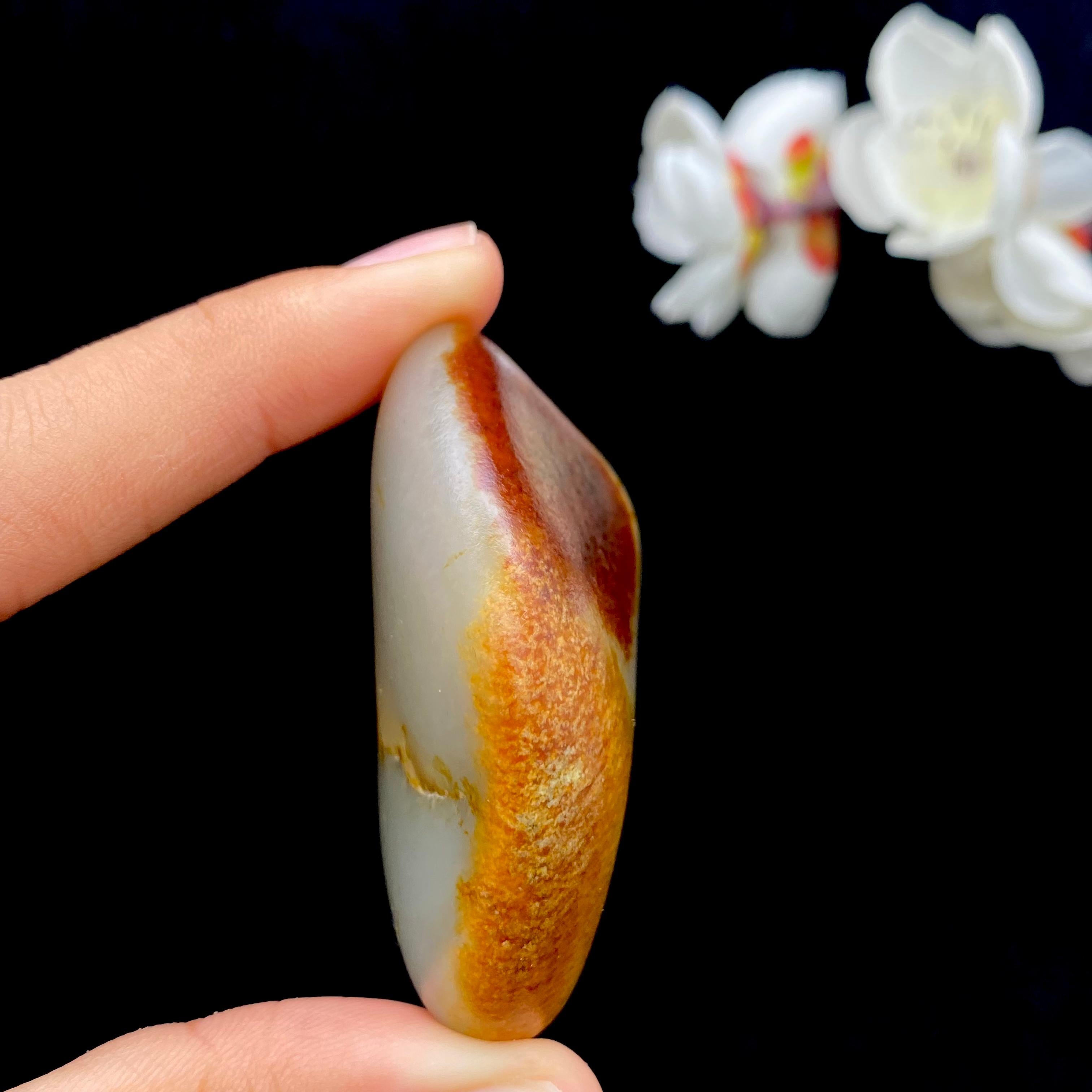 和田玉聚红皮籽料手把件（84.3g）