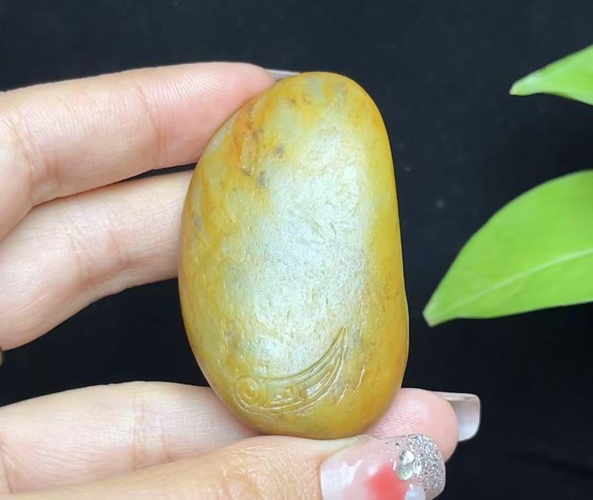 新疆和田玉籽料红沁财神（53.3g）