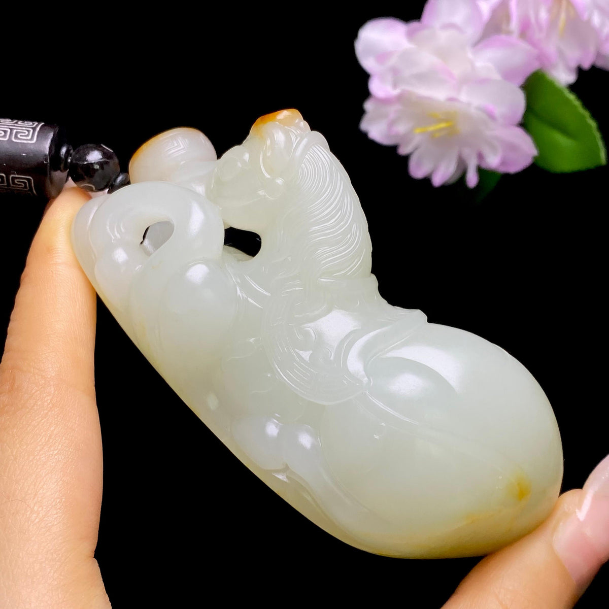 和田玉籽料马到成功手把件（168.4g）