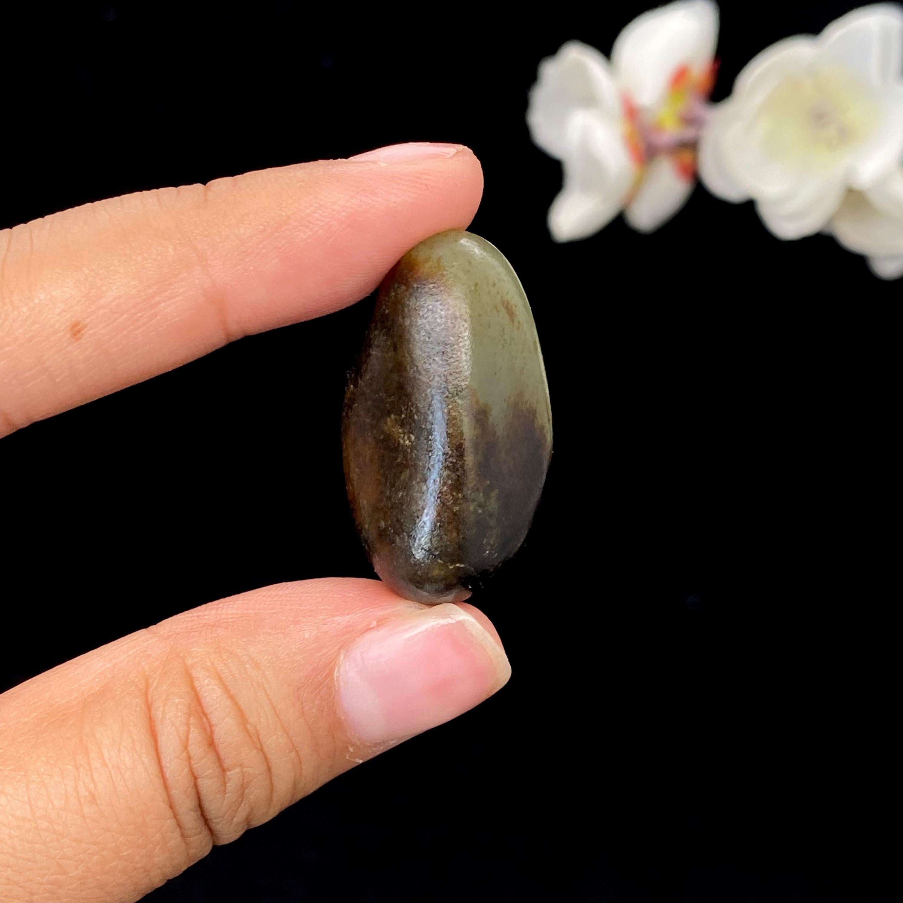 和田玉聚黑皮籽料吊坠籽（18.3g）
