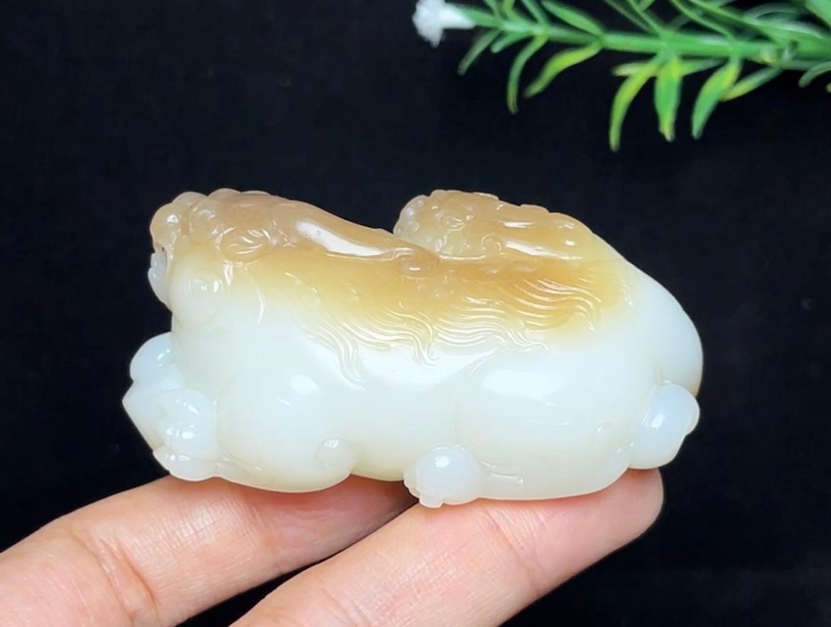 和田玉天地糖白羊脂玉子母貔貅携子上朝（94.9g）