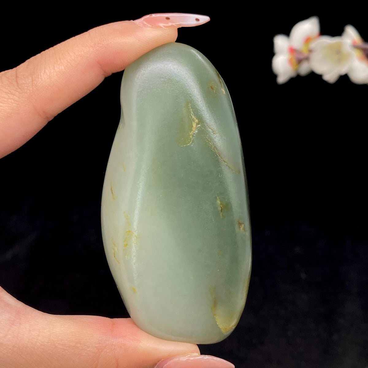 和田玉青白玉带翠籽料手把件（159.2g）