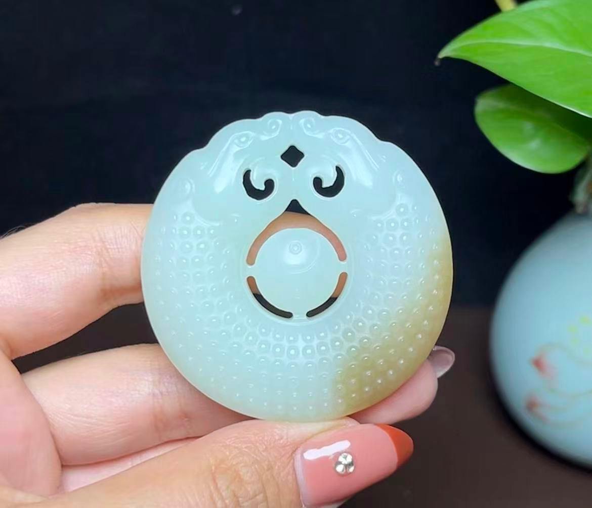 新疆和田玉且末料双龙护主（52.6g）