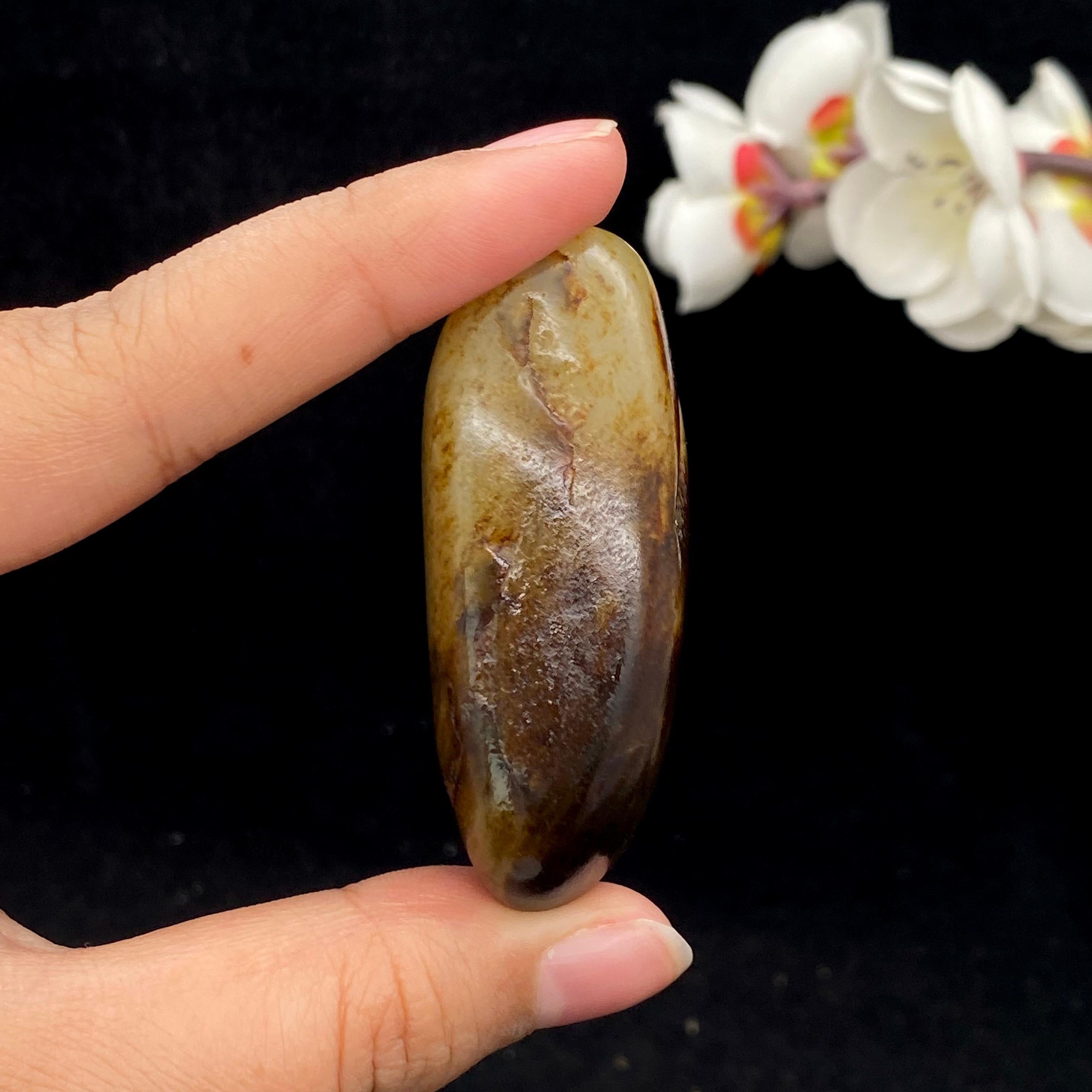 和田玉聚黑皮籽料大挂件（65.3g）