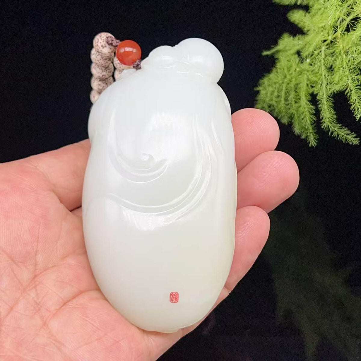 和田玉羊脂白玉带翠弥勒佛手把件（249.0g）