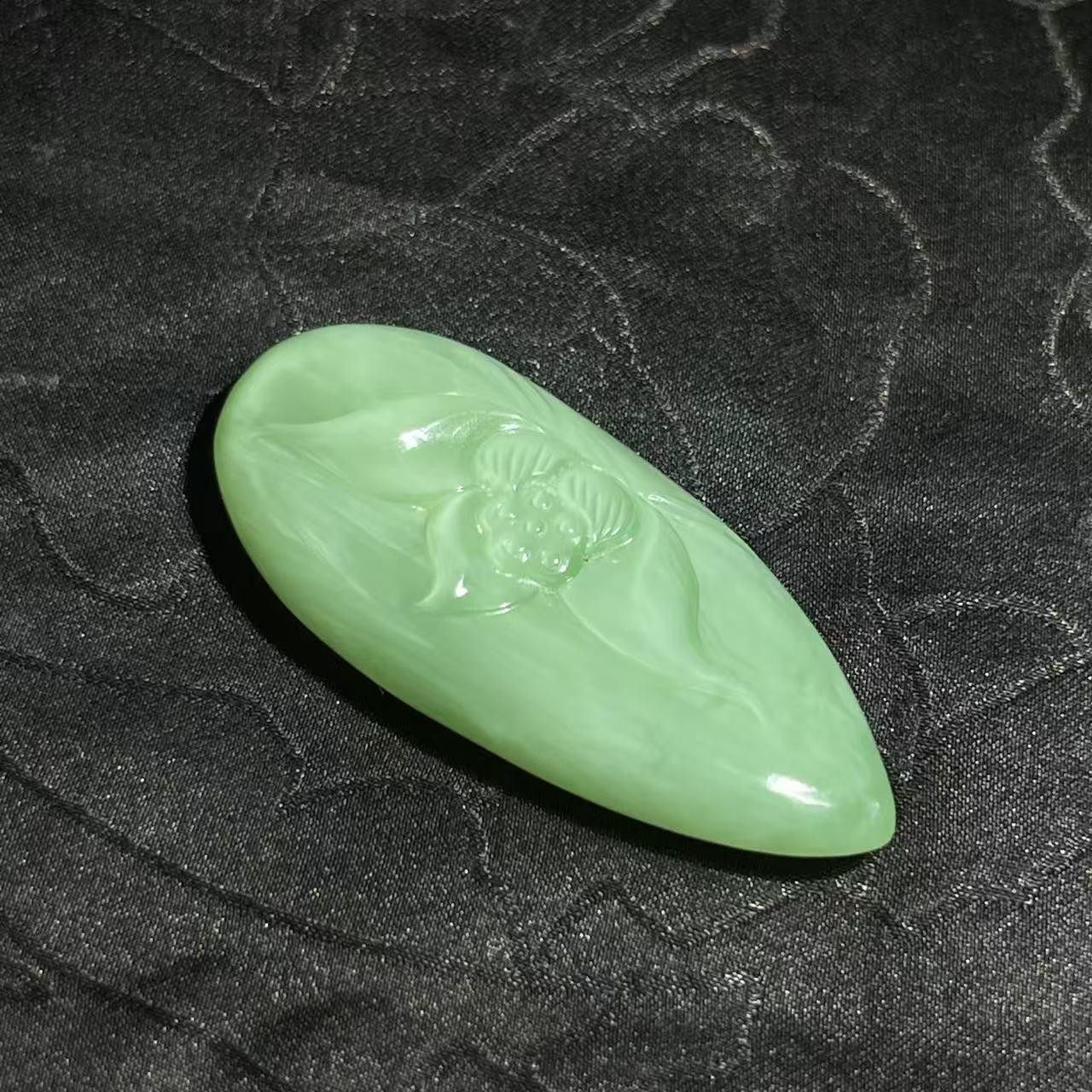 和田玉且末碧玉黑羊洞薄荷绿莲花坠（12.6g）