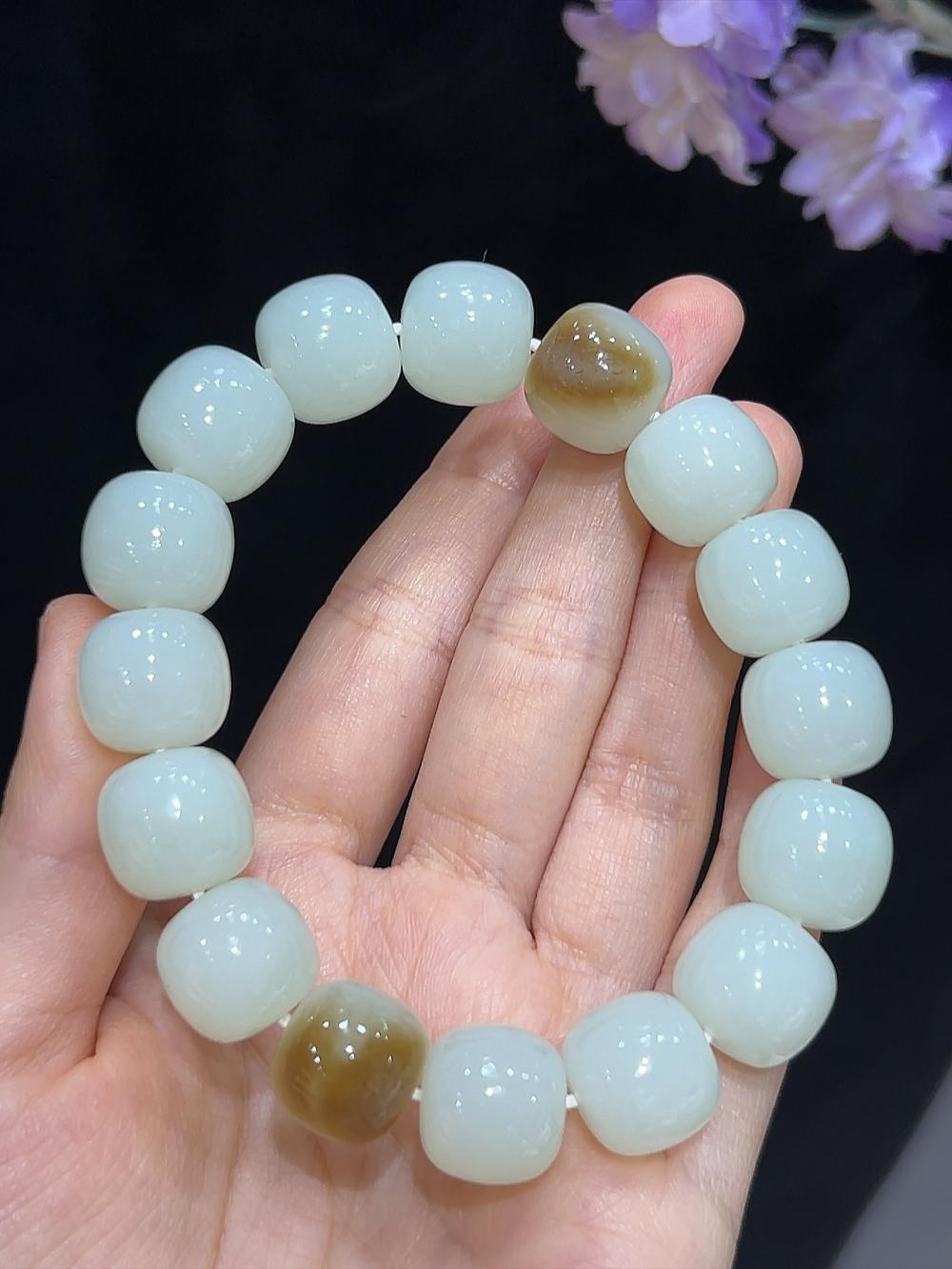 和田玉新疆且末料糖羊脂玉老型珠手串（72.8g） – 厚德载玉