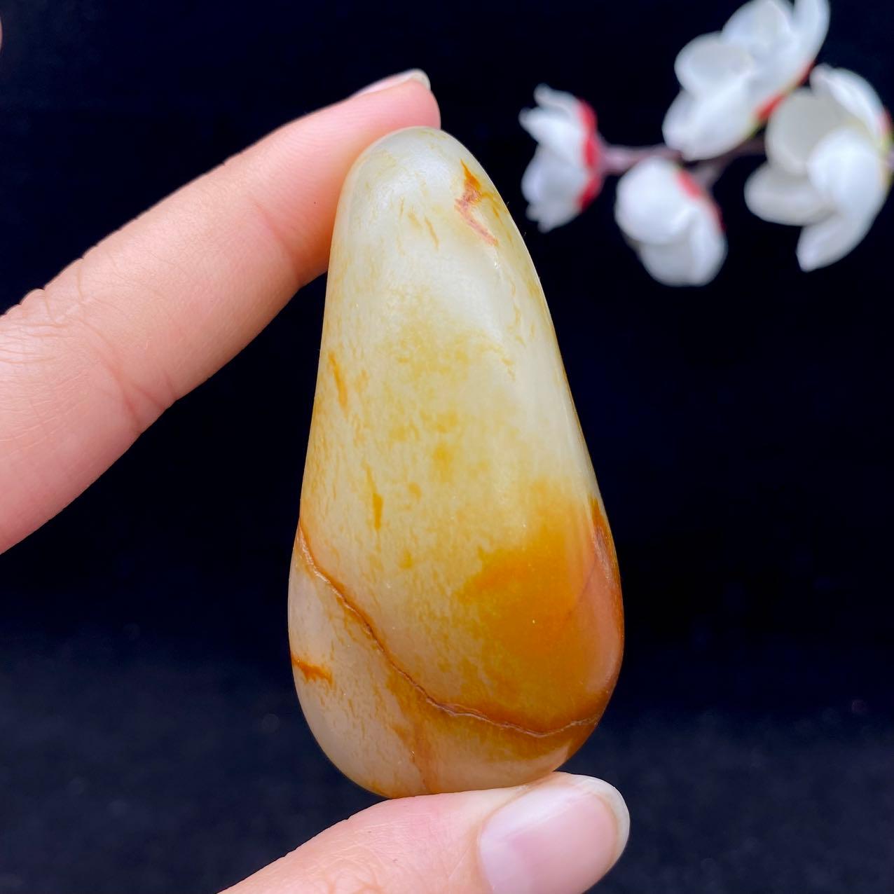 和田玉红皮籽料手把件（65.3g）