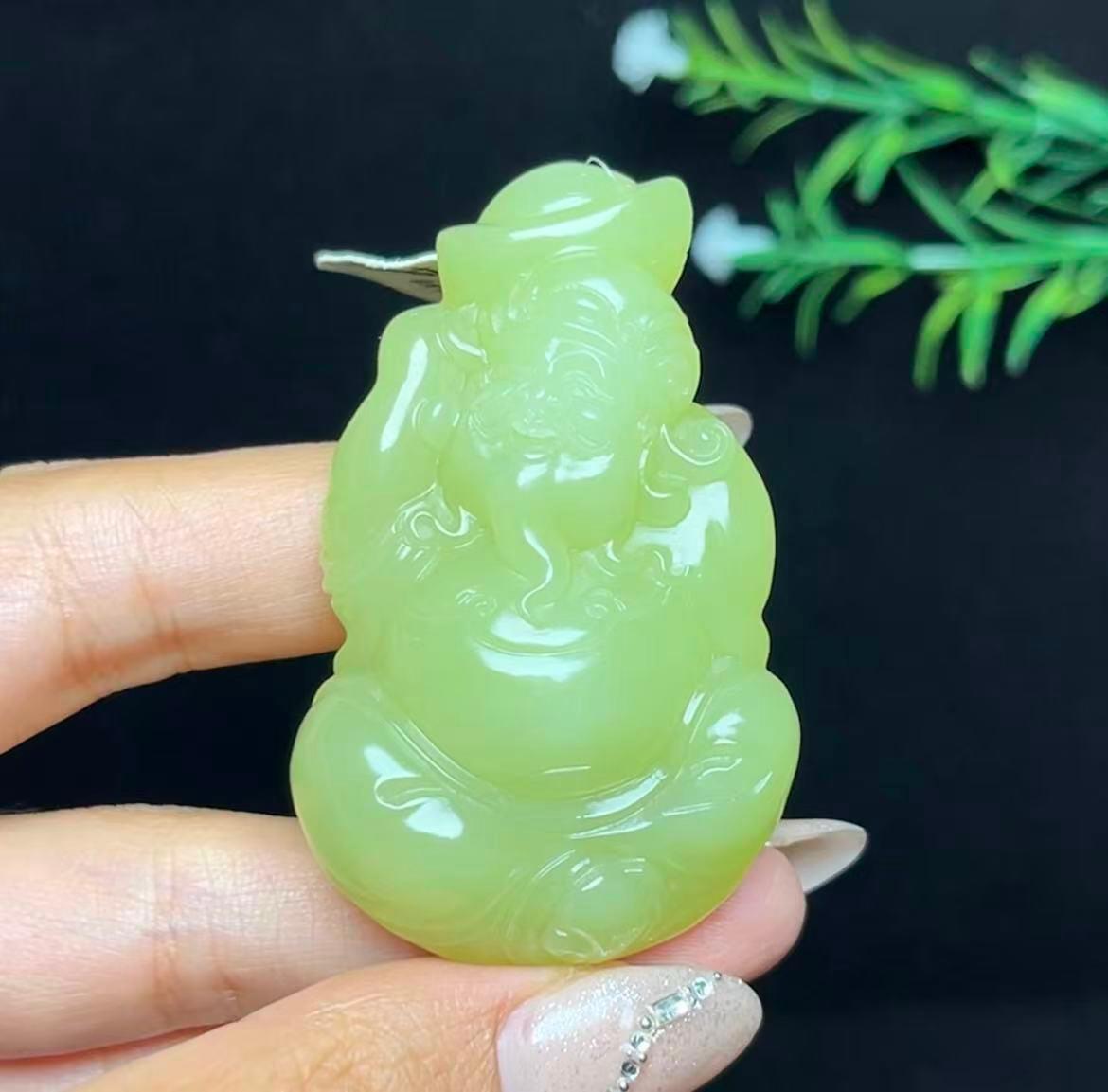 和田玉若羌黄口料财神（44.3g）