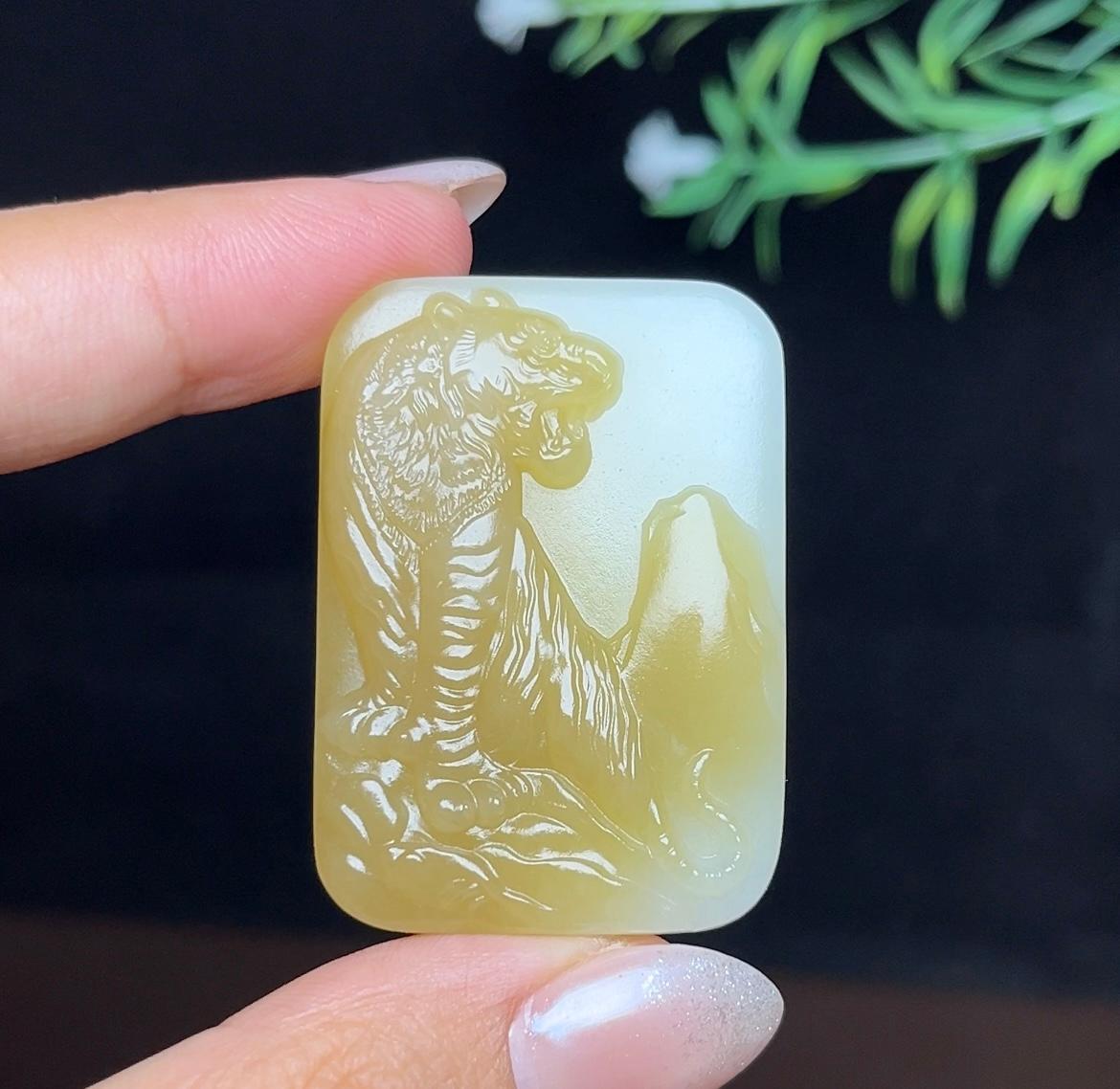 和田玉糖白上山虎牌（24.8g）