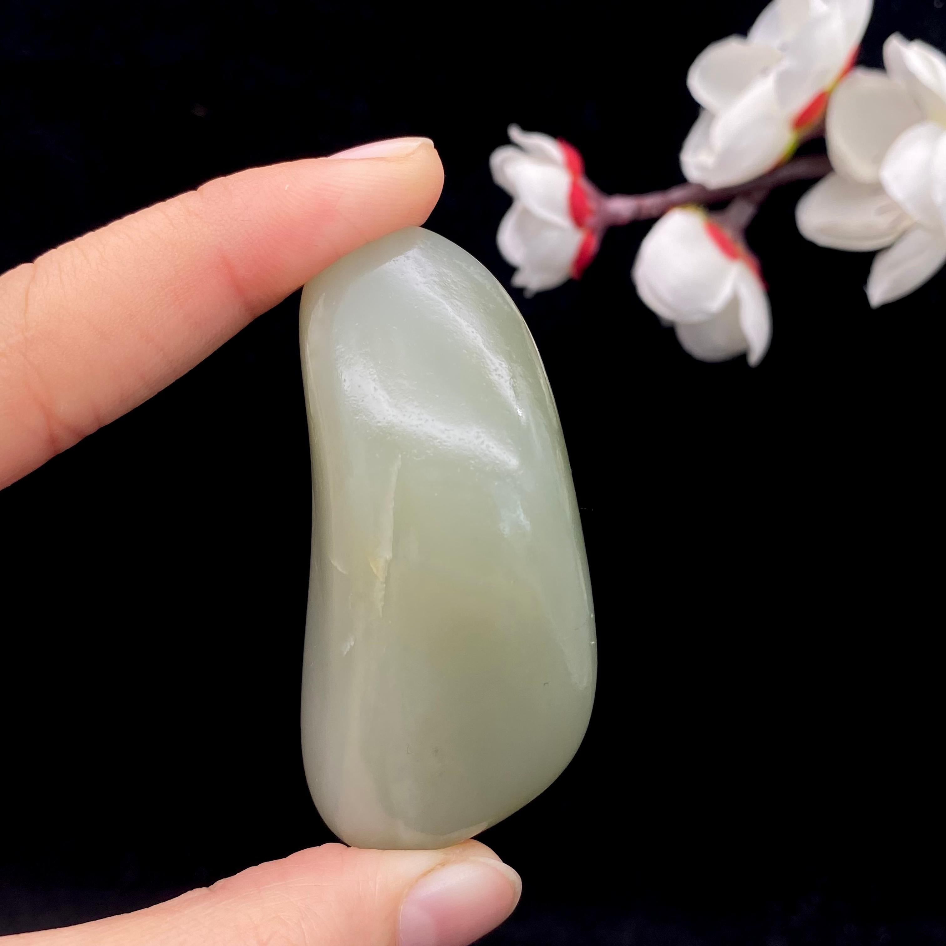 和田玉青白玉带翠籽料原石（55.4g）