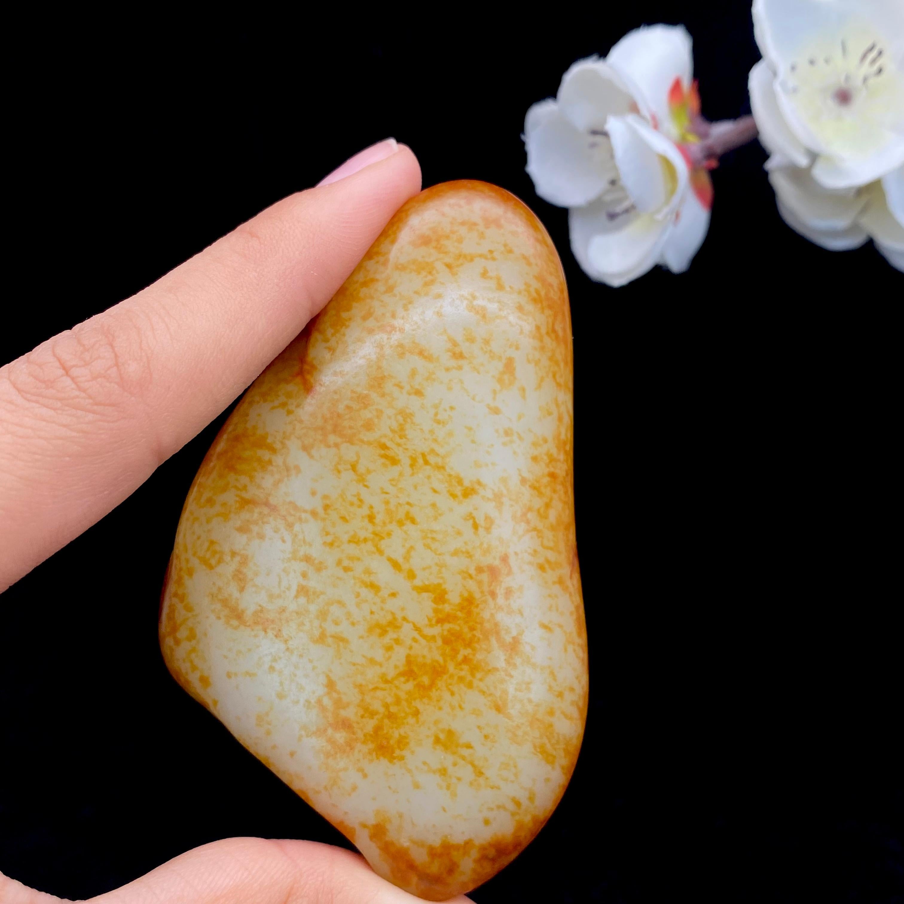 和田玉洒红皮籽料原石（101.8g）