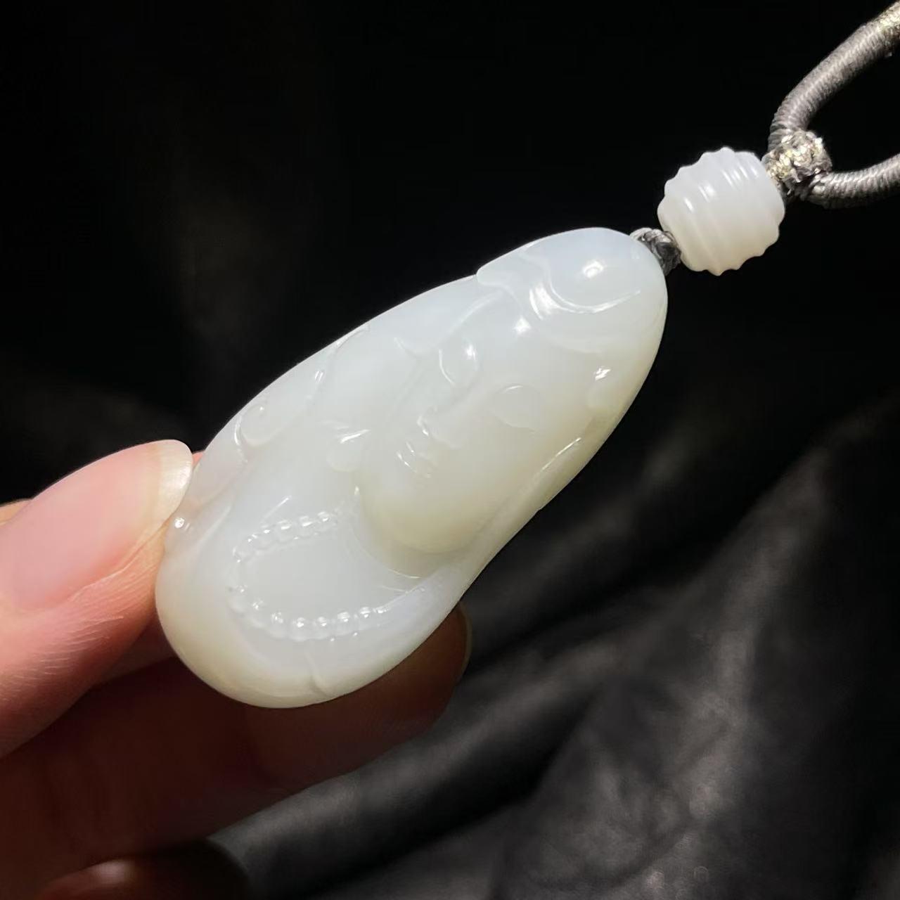 和田玉且末米达料羊脂白玉观音坠（25.8g）