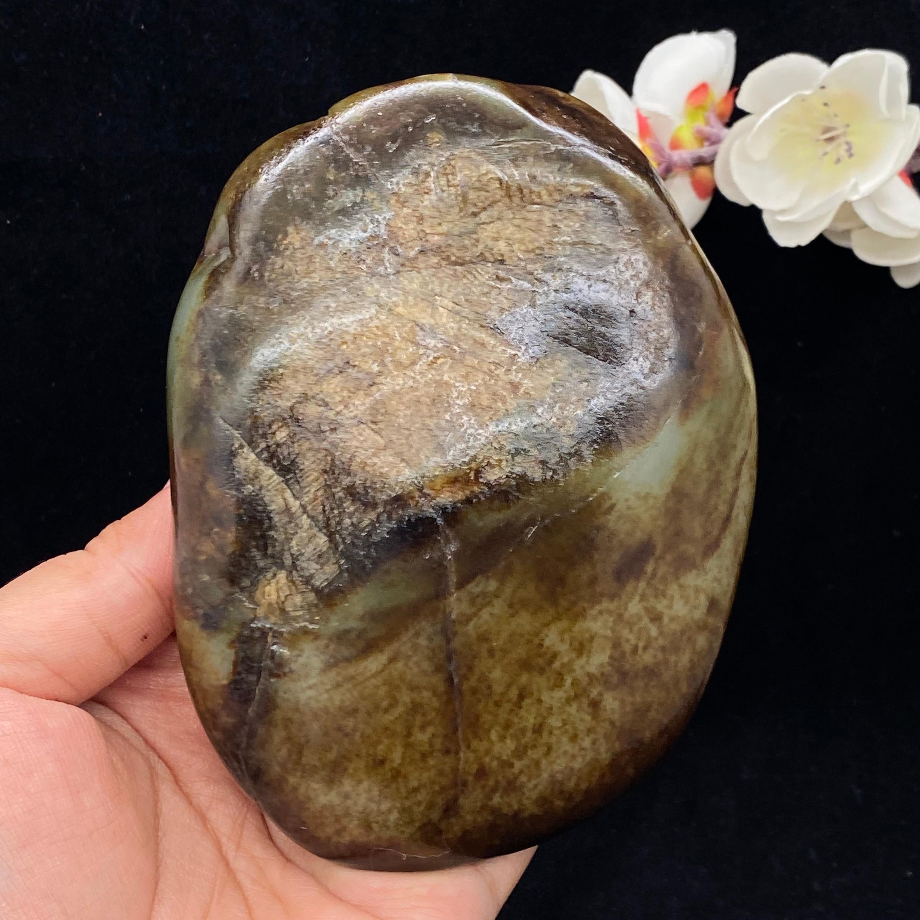 和田玉秋梨黑皮带翠籽料摆件（658.8g）