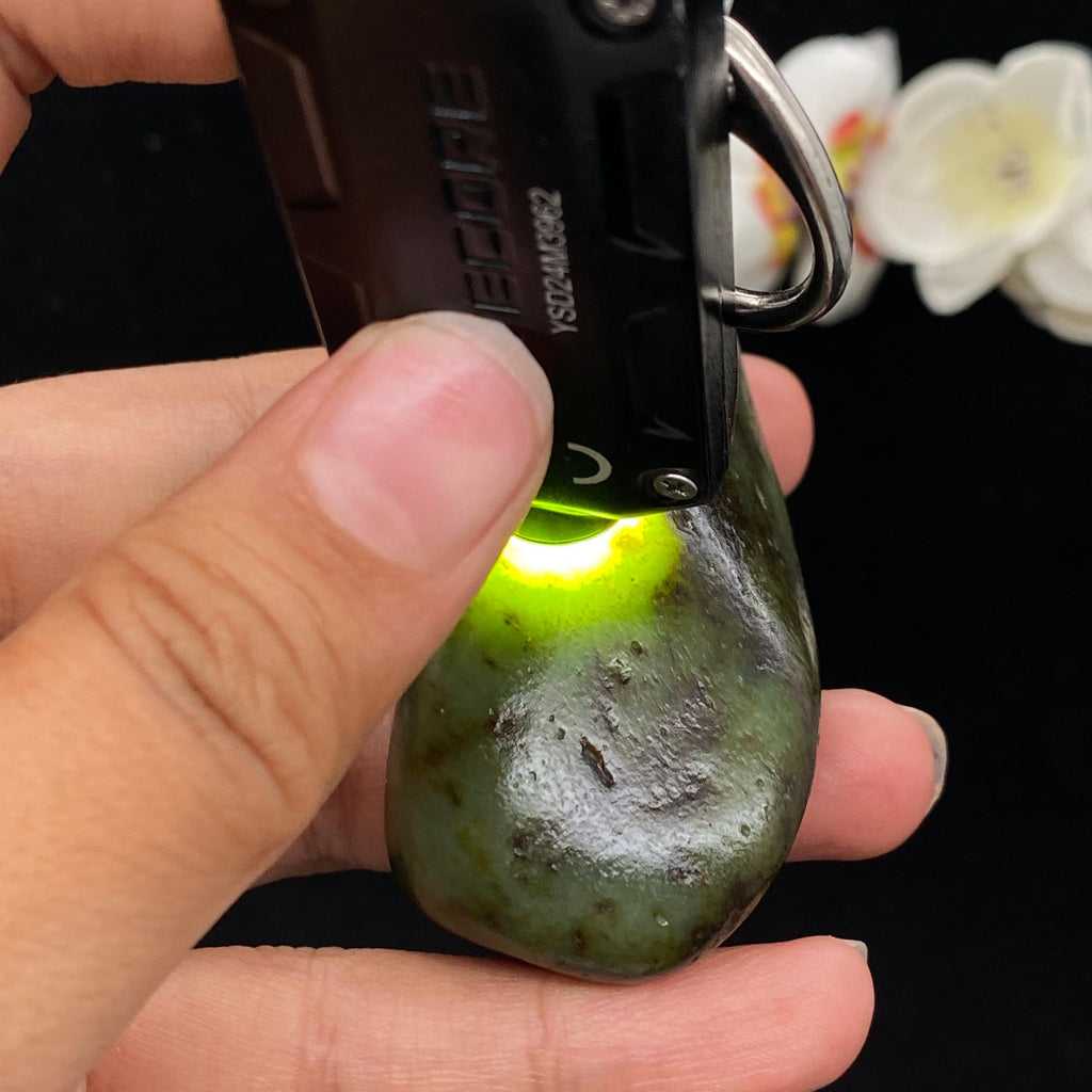 和田玉沙枣青带秋梨皮籽料手把件（74.7g）