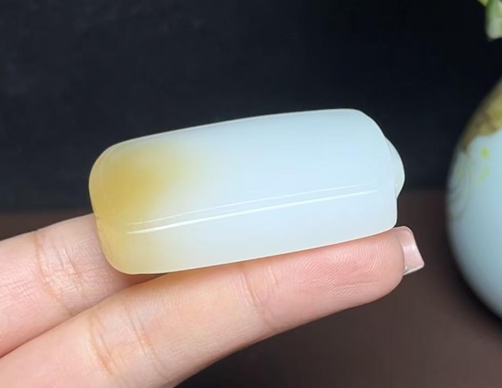 新疆和田玉且末料羊脂玉莲花平安无事牌（49.6g）