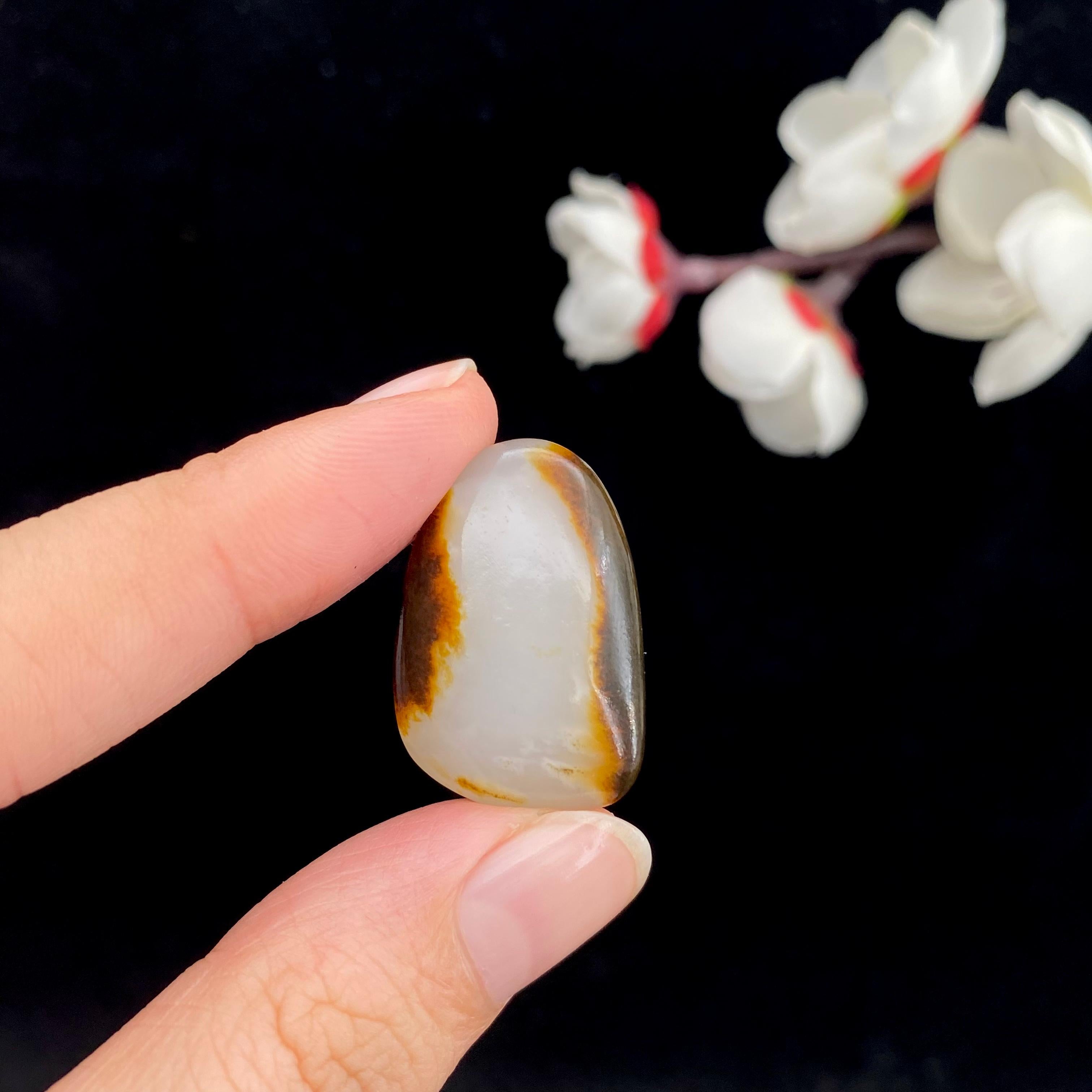 和田玉聚黄皮青花籽料原石（12.7g） – 厚德载玉