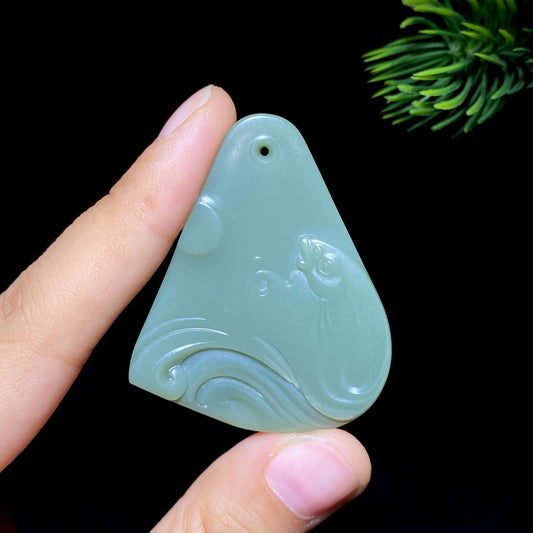 和田玉籽料沙枣青鱼挂件（19.3g）