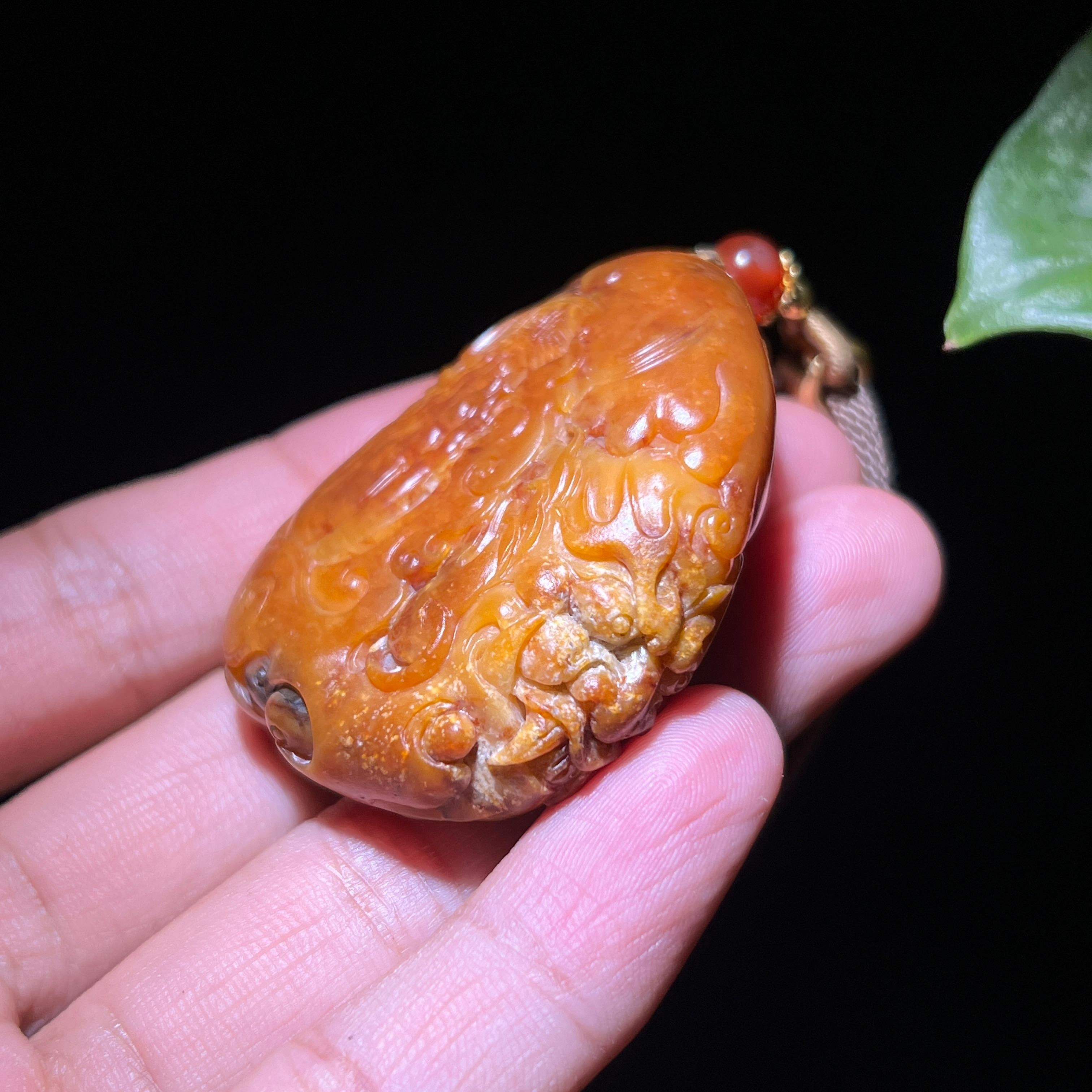 和田玉籽料黄沁一念之间挂件（52.7g）