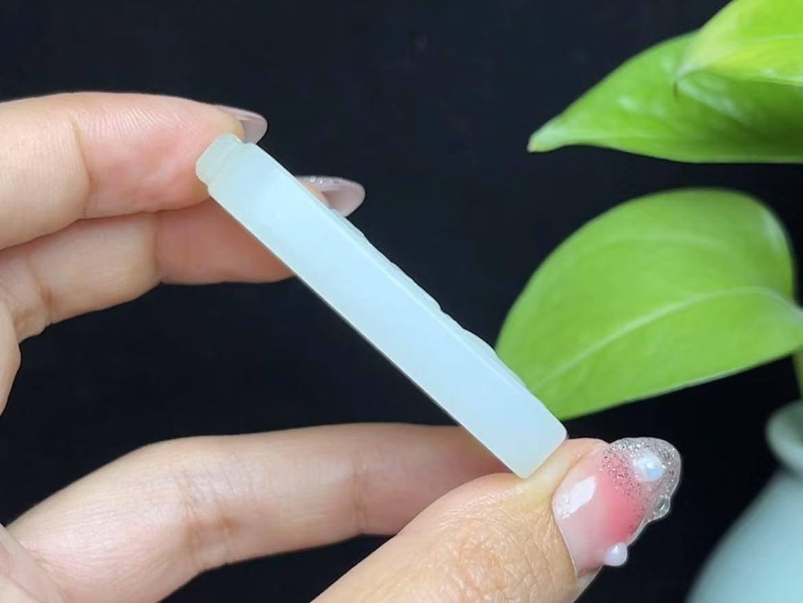 新疆和田玉且末糖羊脂玉千手观音（37.8g）