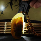 和田玉籽料红皮俏雕的秦琼题材雕件（85.4g）