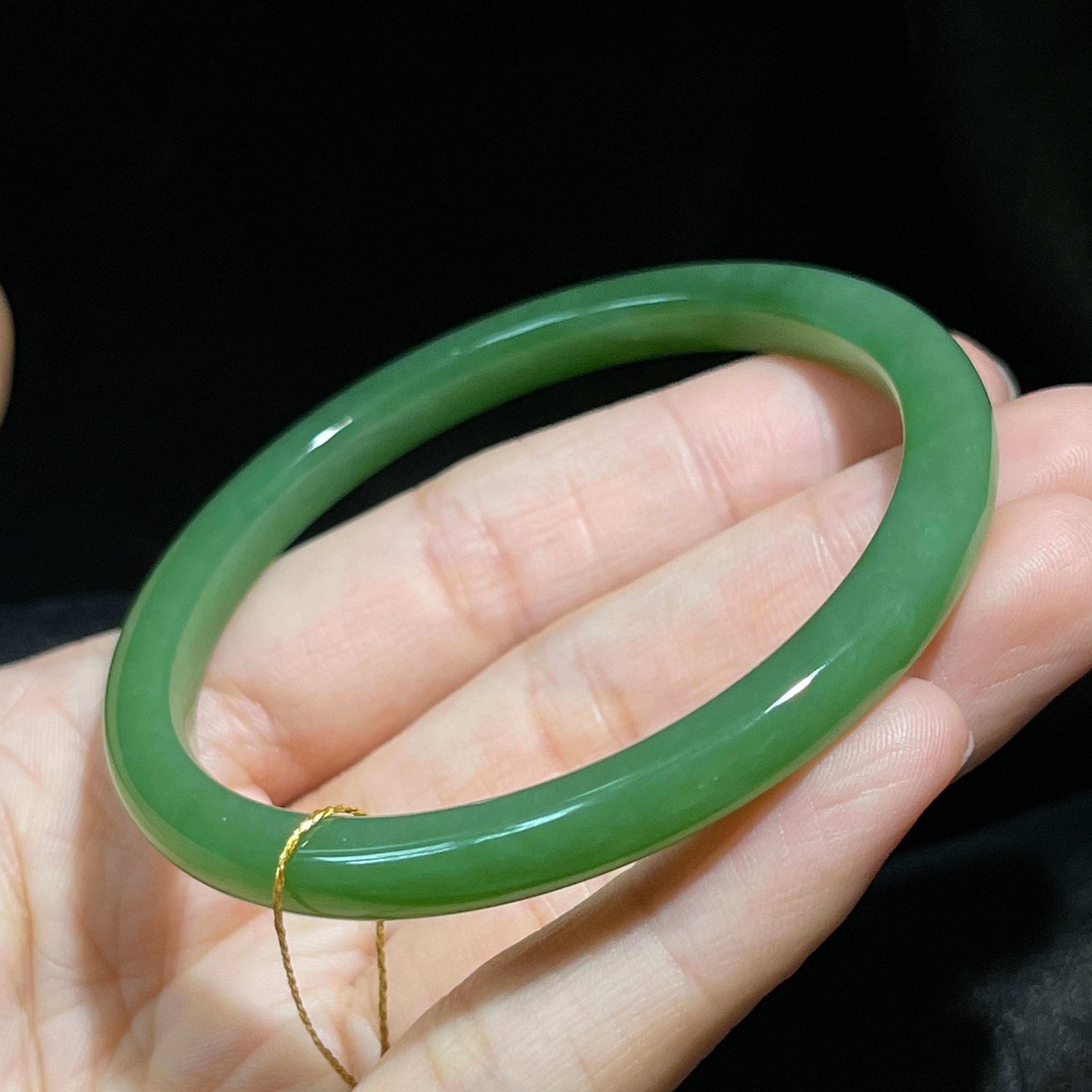 和田玉碧玉冰底阳绿手镯（18.1g）