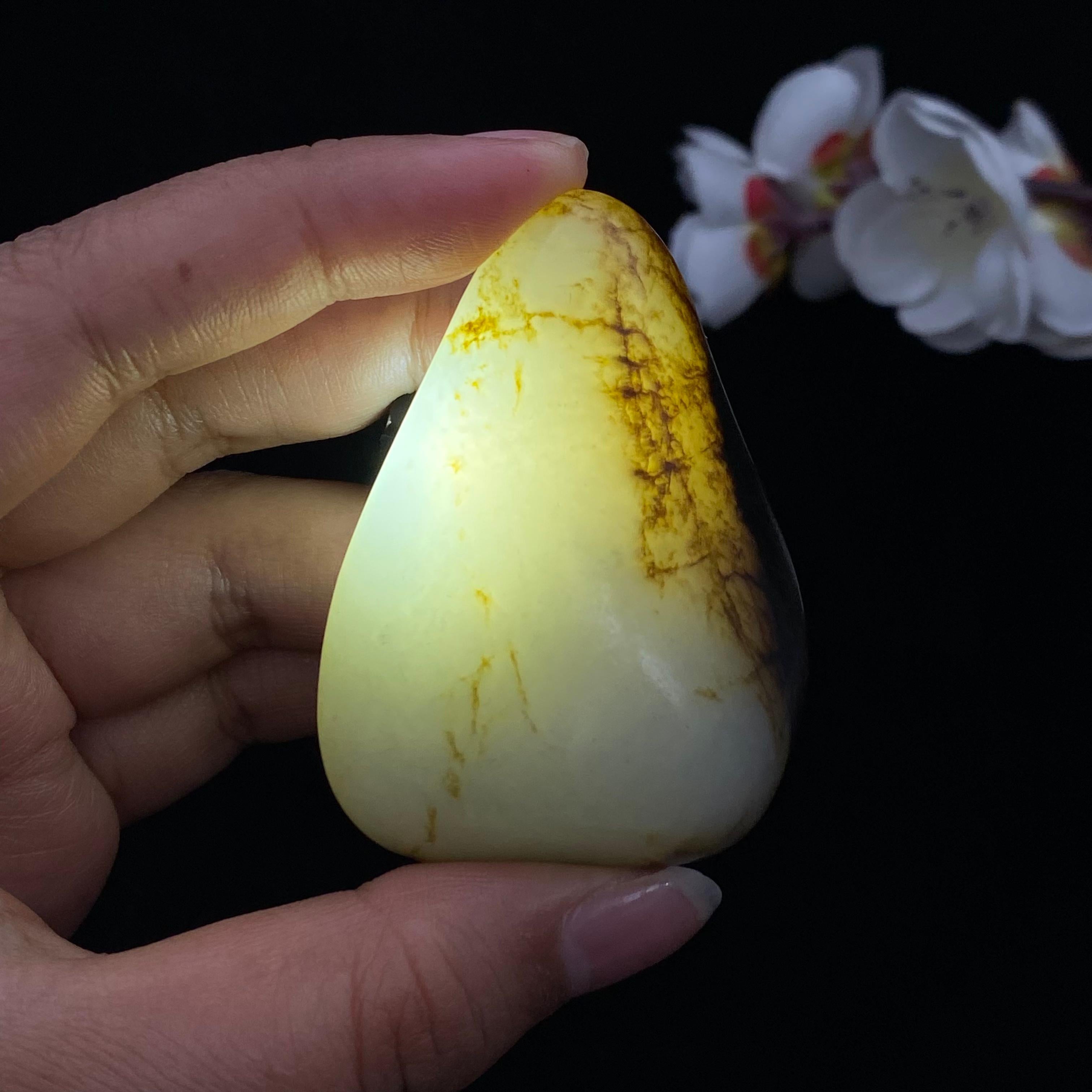 和田玉秋梨黑皮籽料小手把件（68.5g）