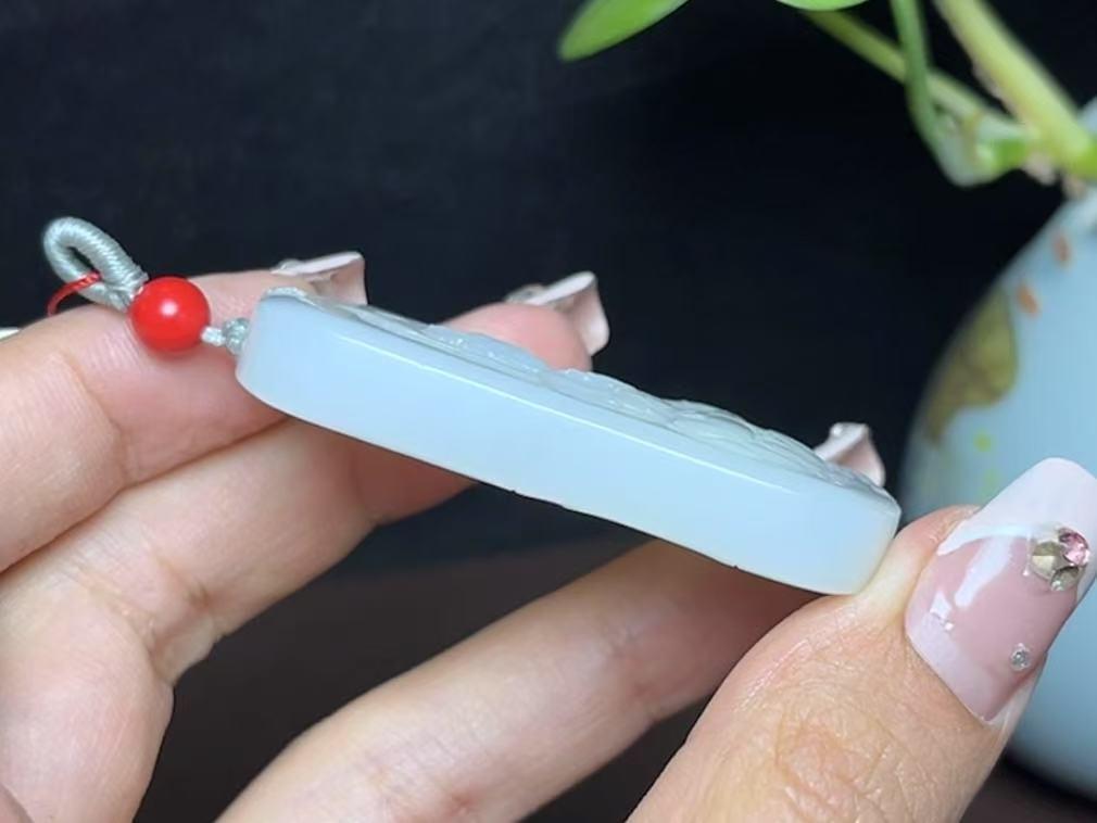 和田羊脂玉带翠观音（38.9g）