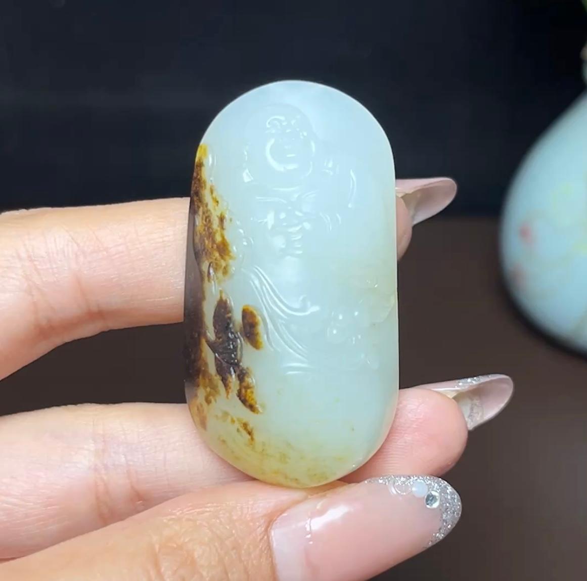 新疆和田玉籽料黑皮白肉佛公（30.0g）