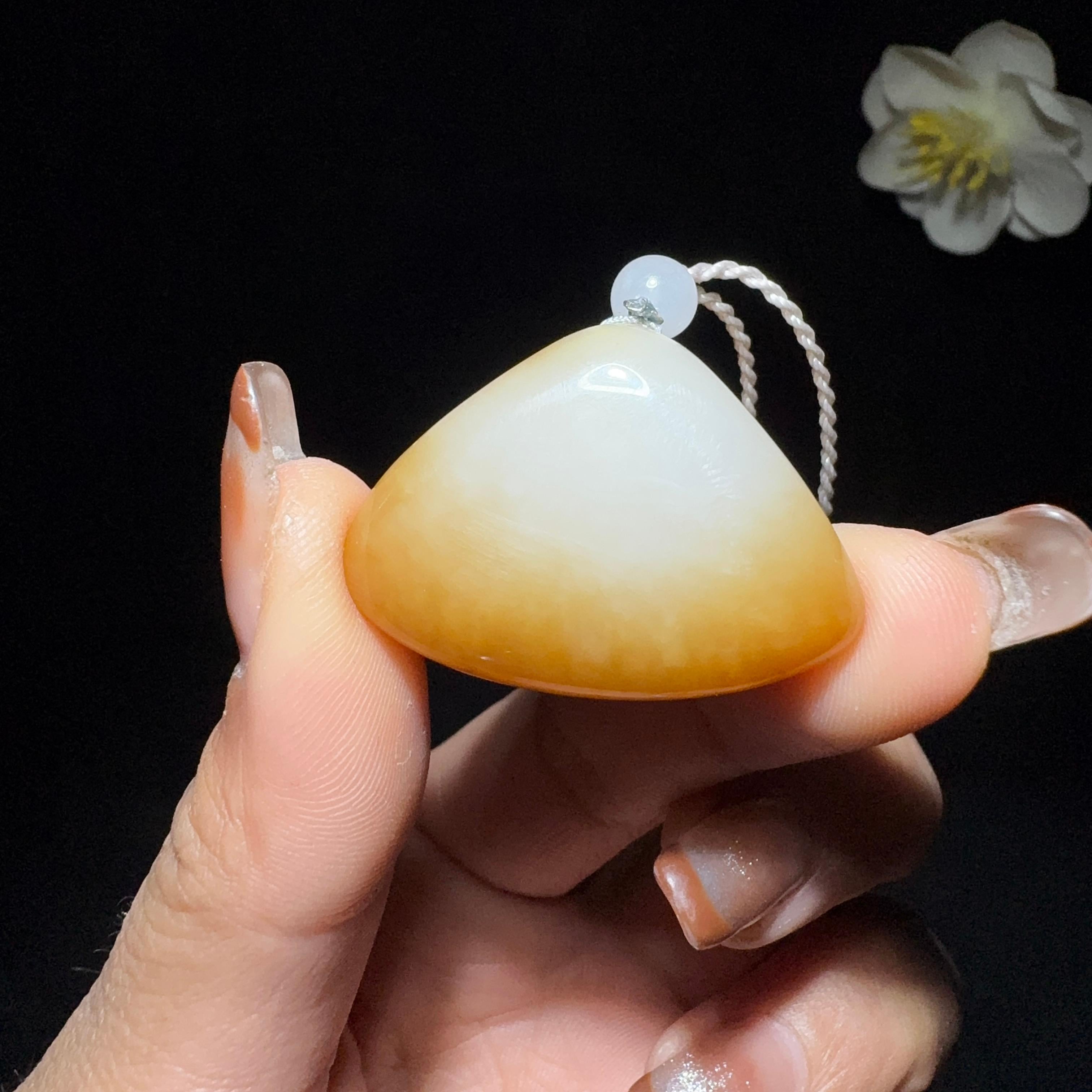 精品特色和田玉糖白随形吊坠（20.4g）