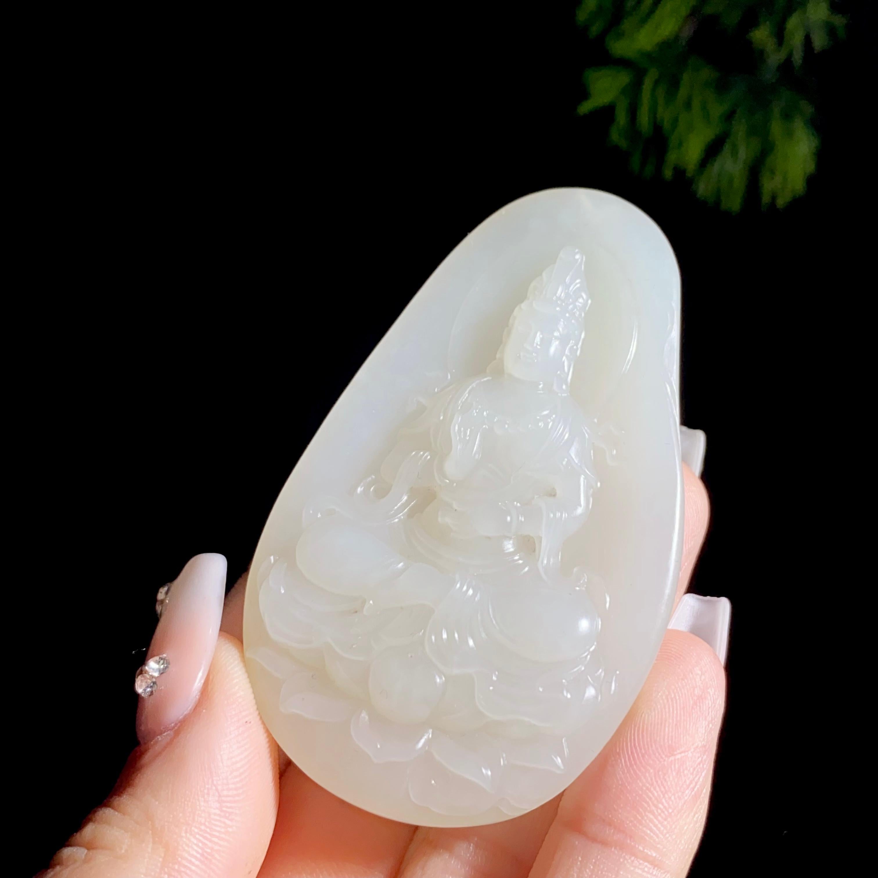 和田玉籽料坐莲观音（48.3g）