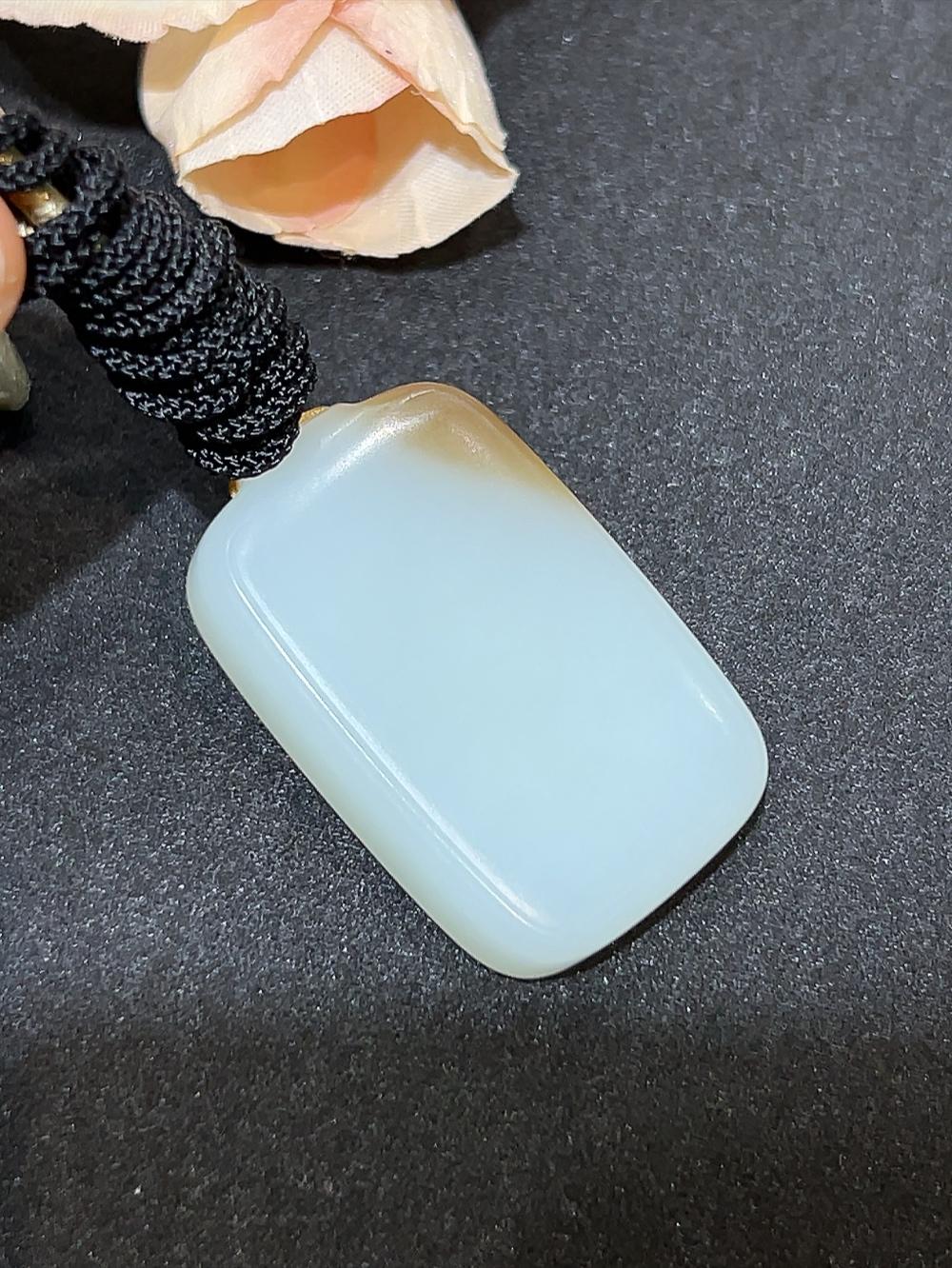 和田玉且末料糖羊脂玉平安无事牌（34.3g）
